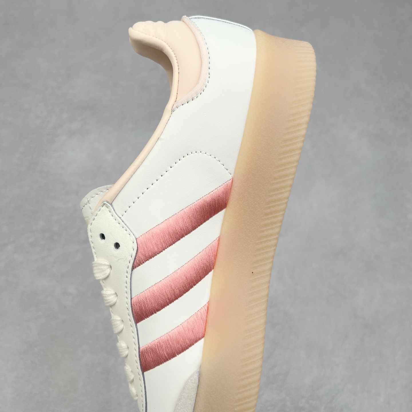 图片[7]-＃福利特价 AD Samba XLG 桑巴舞加大厚底版系列德训风百搭松糕休闲运动板鞋生胶底 自Originals Samba成功借势Blokecore风潮一跃成为街头巷尾的焦点鞋款后,不论是围绕Samba本身打造的各式「变种版本」,还是以Samba为蓝本打造联名鞋款,都成为了时尚潮流人士日常穿搭首选。Samba XLG是adidas Originals不断扩展XLG系列的一部分,旨在与年轻文化相契合,迎合那些希望通过个性时尚表达自我而不愿牺牲舒适度的年轻群体。街头时尚领域的Gen Z特别偏爱宽松的穿着风格。Samba XLG针对这一点做了创新。它在延续Samba OG经典设计的基础上,迎合年轻群体的穿着习惯,重塑为宽大的鞋身比例轮廓以及加厚中底,让消费者轻松展示自己独特的风格。全新的Samba XLG系列不仅迎合了当下年轻群体的穿搭习惯,加宽了鞋身比例以及将中底进一步增厚,在视觉比例上更加饱满,同时还保留了经典Samba的细节,这样一来,鞋迷朋友在穿搭上不仅能更加个性化,而且还能延续一定的复古感受。尺码：36 36⅔ 37⅓ 38 38⅔ 39⅓ 40 40⅔ 41⅓ 42 42⅔ 43⅓ 44 45-选品中心