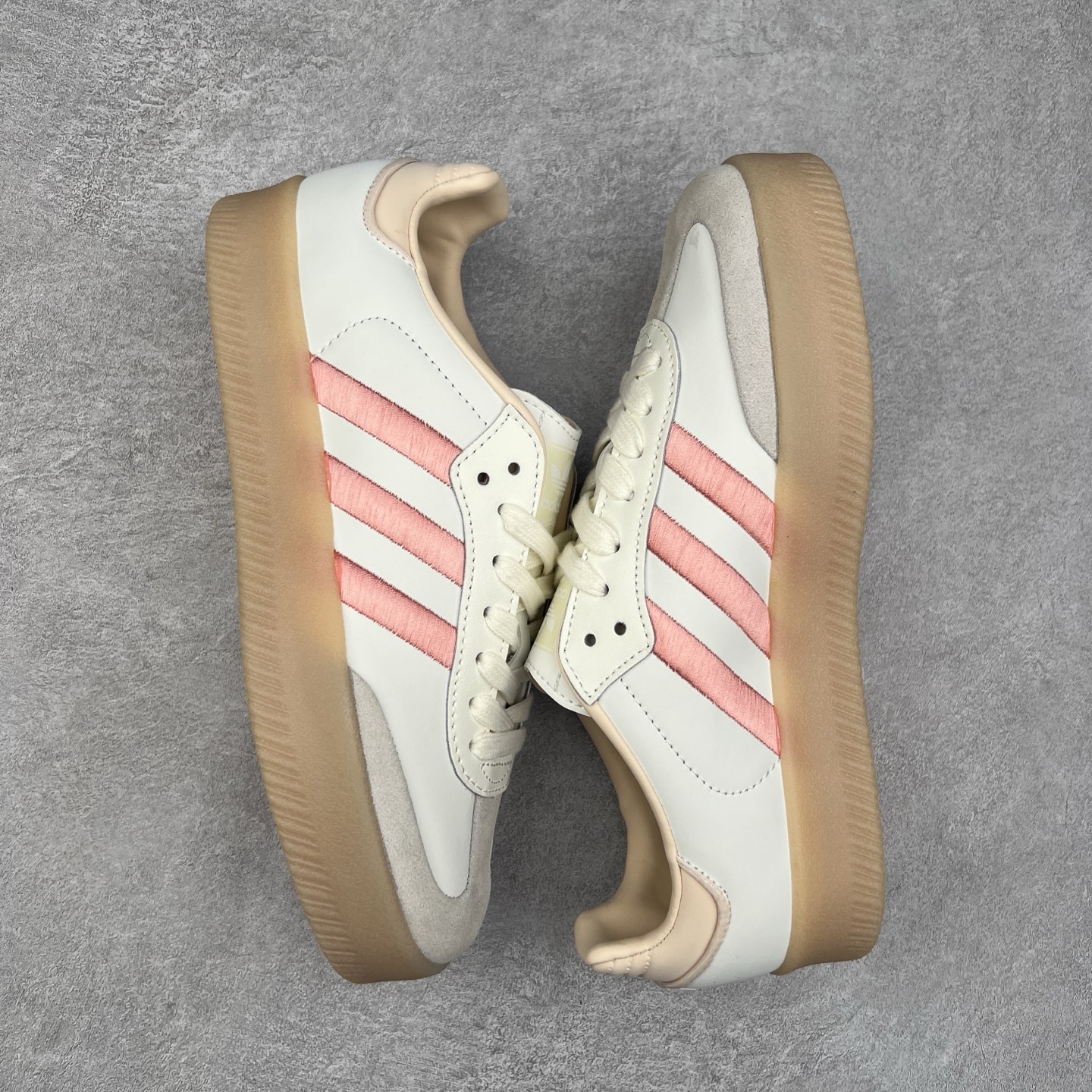 图片[3]-＃福利特价 AD Samba XLG 桑巴舞加大厚底版系列德训风百搭松糕休闲运动板鞋生胶底 自Originals Samba成功借势Blokecore风潮一跃成为街头巷尾的焦点鞋款后,不论是围绕Samba本身打造的各式「变种版本」,还是以Samba为蓝本打造联名鞋款,都成为了时尚潮流人士日常穿搭首选。Samba XLG是adidas Originals不断扩展XLG系列的一部分,旨在与年轻文化相契合,迎合那些希望通过个性时尚表达自我而不愿牺牲舒适度的年轻群体。街头时尚领域的Gen Z特别偏爱宽松的穿着风格。Samba XLG针对这一点做了创新。它在延续Samba OG经典设计的基础上,迎合年轻群体的穿着习惯,重塑为宽大的鞋身比例轮廓以及加厚中底,让消费者轻松展示自己独特的风格。全新的Samba XLG系列不仅迎合了当下年轻群体的穿搭习惯,加宽了鞋身比例以及将中底进一步增厚,在视觉比例上更加饱满,同时还保留了经典Samba的细节,这样一来,鞋迷朋友在穿搭上不仅能更加个性化,而且还能延续一定的复古感受。尺码：36 36⅔ 37⅓ 38 38⅔ 39⅓ 40 40⅔ 41⅓ 42 42⅔ 43⅓ 44 45-选品中心