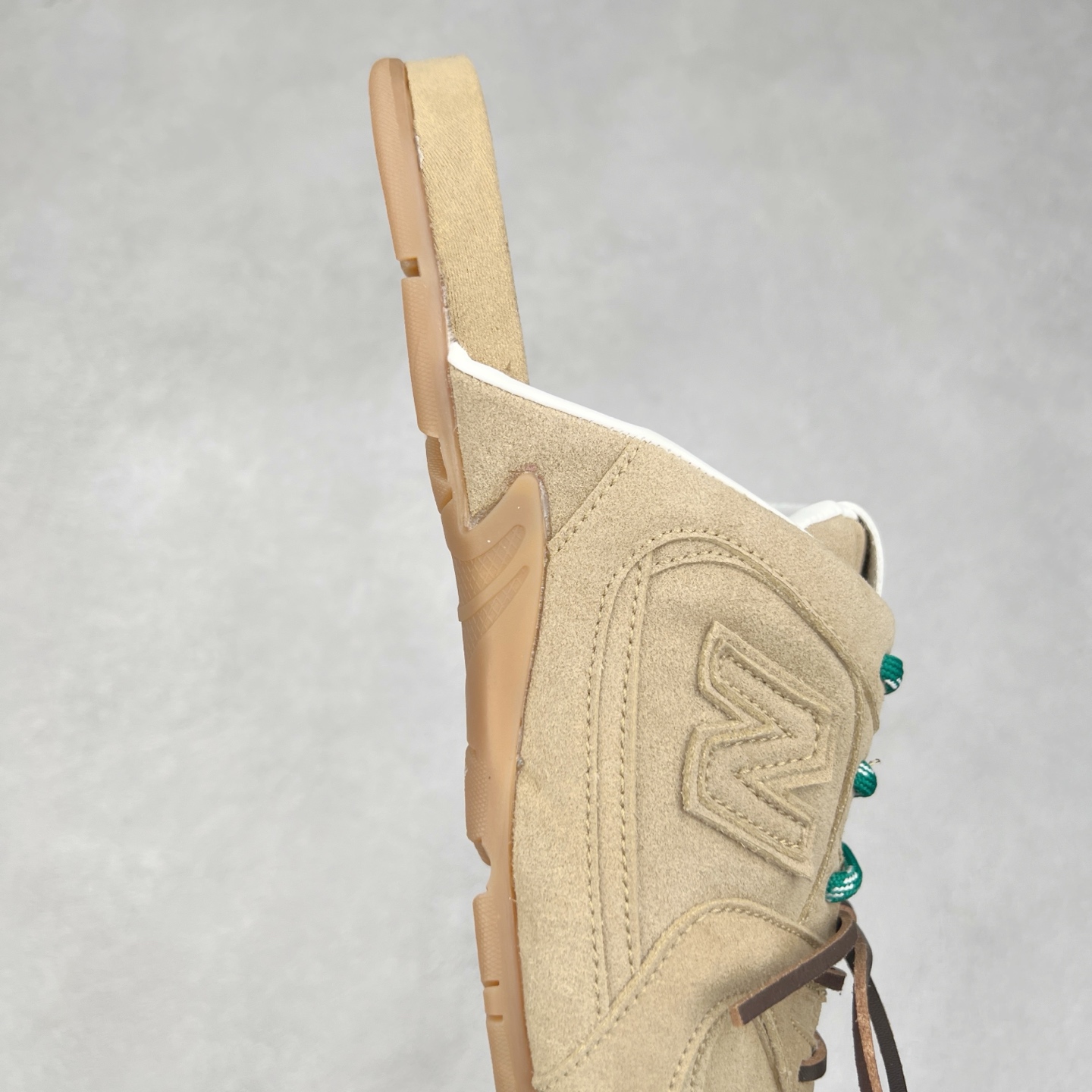 图片[6]-MiuMiu x New Balance NB530 SL 缪缪联名系列低帮经典复古休闲运动鞋半拖 近几年运动品牌与各大潮流品牌不断推出联名产品，在球鞋圈拥有极高的热度。此外，奢侈品牌和运动品牌联名也早已非新鲜事，继 Dior 和 Jordan Brand 以及 Prada 和 adidas 合作后。近日，Miu Miu与New Balance的合作基本已经成为定番，每年都会上新，而近期的最新联名也已经正式曝光，预计会在24年春夏面世！相比之前两次使用的574，这次Miu Miu带来了全新风格。采用了全新型号MR530进行设计，继续使用复古的旧化效果和去年就被带火的美拉德配色打造。Miu Miu作为千禧文化的重要推手，这次也是直接挑选了New Balance 2000年代时发布的健身跑鞋MR530。整体做旧效果非常明显，甚至有些二手鞋的感觉，多少是有点瘦巴黎世家影响了……配色方面将会推出米色和棕色两种颜色可供选择，整体覆盖了做旧麂皮，鞋舌和鞋垫和之前一致，有Miu Miu的Logo，同时搭配皮革和棉质双鞋带组成。尺码：36 37 37.5 38 38.5 39.5 40 40.5 41.5 42 42.5 43.5 44 44.5 45-选品中心