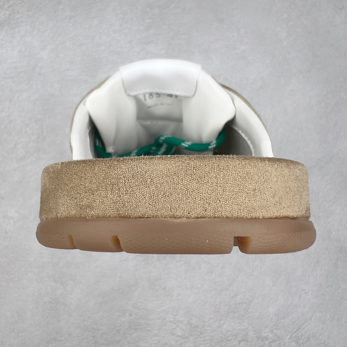 图片[8]-MiuMiu x New Balance NB530 SL 缪缪联名系列低帮经典复古休闲运动鞋半拖 近几年运动品牌与各大潮流品牌不断推出联名产品，在球鞋圈拥有极高的热度。此外，奢侈品牌和运动品牌联名也早已非新鲜事，继 Dior 和 Jordan Brand 以及 Prada 和 adidas 合作后。近日，Miu Miu与New Balance的合作基本已经成为定番，每年都会上新，而近期的最新联名也已经正式曝光，预计会在24年春夏面世！相比之前两次使用的574，这次Miu Miu带来了全新风格。采用了全新型号MR530进行设计，继续使用复古的旧化效果和去年就被带火的美拉德配色打造。Miu Miu作为千禧文化的重要推手，这次也是直接挑选了New Balance 2000年代时发布的健身跑鞋MR530。整体做旧效果非常明显，甚至有些二手鞋的感觉，多少是有点瘦巴黎世家影响了……配色方面将会推出米色和棕色两种颜色可供选择，整体覆盖了做旧麂皮，鞋舌和鞋垫和之前一致，有Miu Miu的Logo，同时搭配皮革和棉质双鞋带组成。尺码：36 37 37.5 38 38.5 39.5 40 40.5 41.5 42 42.5 43.5 44 44.5 45-选品中心