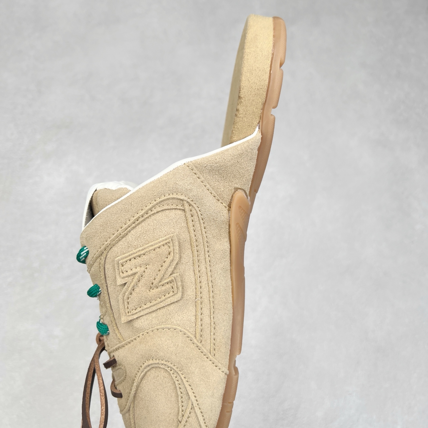 图片[7]-MiuMiu x New Balance NB530 SL 缪缪联名系列低帮经典复古休闲运动鞋半拖 近几年运动品牌与各大潮流品牌不断推出联名产品，在球鞋圈拥有极高的热度。此外，奢侈品牌和运动品牌联名也早已非新鲜事，继 Dior 和 Jordan Brand 以及 Prada 和 adidas 合作后。近日，Miu Miu与New Balance的合作基本已经成为定番，每年都会上新，而近期的最新联名也已经正式曝光，预计会在24年春夏面世！相比之前两次使用的574，这次Miu Miu带来了全新风格。采用了全新型号MR530进行设计，继续使用复古的旧化效果和去年就被带火的美拉德配色打造。Miu Miu作为千禧文化的重要推手，这次也是直接挑选了New Balance 2000年代时发布的健身跑鞋MR530。整体做旧效果非常明显，甚至有些二手鞋的感觉，多少是有点瘦巴黎世家影响了……配色方面将会推出米色和棕色两种颜色可供选择，整体覆盖了做旧麂皮，鞋舌和鞋垫和之前一致，有Miu Miu的Logo，同时搭配皮革和棉质双鞋带组成。尺码：36 37 37.5 38 38.5 39.5 40 40.5 41.5 42 42.5 43.5 44 44.5 45-选品中心