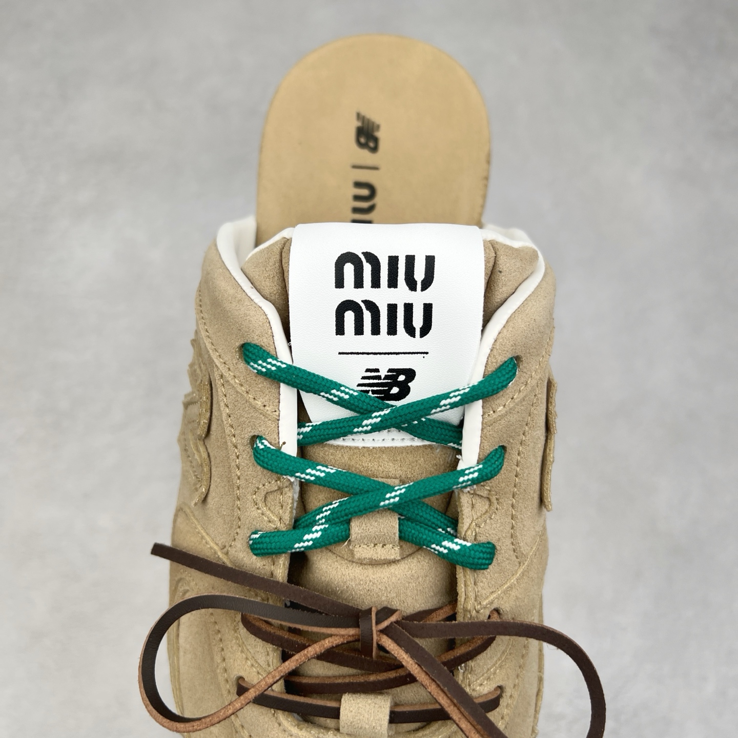 图片[5]-MiuMiu x New Balance NB530 SL 缪缪联名系列低帮经典复古休闲运动鞋半拖 近几年运动品牌与各大潮流品牌不断推出联名产品，在球鞋圈拥有极高的热度。此外，奢侈品牌和运动品牌联名也早已非新鲜事，继 Dior 和 Jordan Brand 以及 Prada 和 adidas 合作后。近日，Miu Miu与New Balance的合作基本已经成为定番，每年都会上新，而近期的最新联名也已经正式曝光，预计会在24年春夏面世！相比之前两次使用的574，这次Miu Miu带来了全新风格。采用了全新型号MR530进行设计，继续使用复古的旧化效果和去年就被带火的美拉德配色打造。Miu Miu作为千禧文化的重要推手，这次也是直接挑选了New Balance 2000年代时发布的健身跑鞋MR530。整体做旧效果非常明显，甚至有些二手鞋的感觉，多少是有点瘦巴黎世家影响了……配色方面将会推出米色和棕色两种颜色可供选择，整体覆盖了做旧麂皮，鞋舌和鞋垫和之前一致，有Miu Miu的Logo，同时搭配皮革和棉质双鞋带组成。尺码：36 37 37.5 38 38.5 39.5 40 40.5 41.5 42 42.5 43.5 44 44.5 45-选品中心