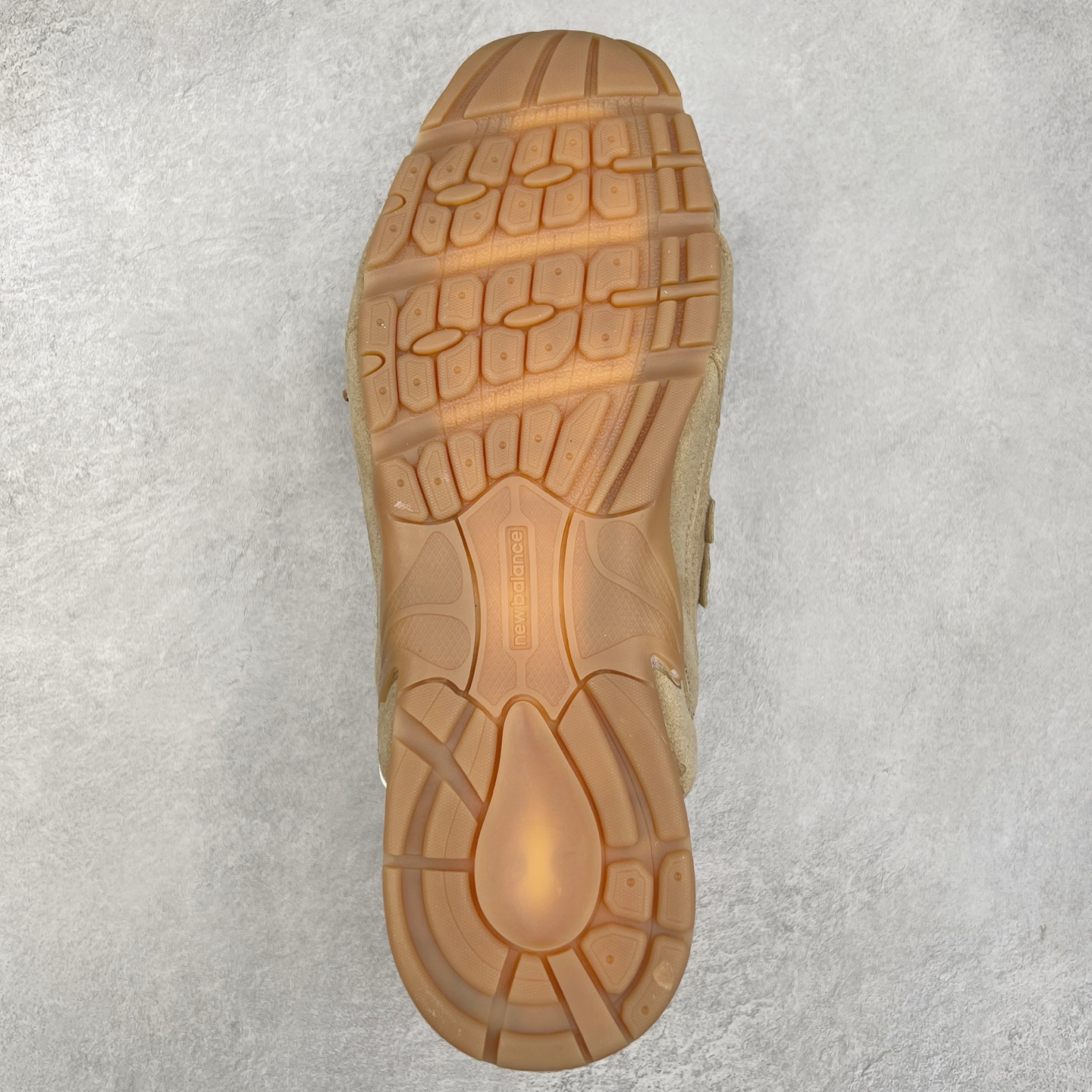 图片[9]-MiuMiu x New Balance NB530 SL 缪缪联名系列低帮经典复古休闲运动鞋半拖 近几年运动品牌与各大潮流品牌不断推出联名产品，在球鞋圈拥有极高的热度。此外，奢侈品牌和运动品牌联名也早已非新鲜事，继 Dior 和 Jordan Brand 以及 Prada 和 adidas 合作后。近日，Miu Miu与New Balance的合作基本已经成为定番，每年都会上新，而近期的最新联名也已经正式曝光，预计会在24年春夏面世！相比之前两次使用的574，这次Miu Miu带来了全新风格。采用了全新型号MR530进行设计，继续使用复古的旧化效果和去年就被带火的美拉德配色打造。Miu Miu作为千禧文化的重要推手，这次也是直接挑选了New Balance 2000年代时发布的健身跑鞋MR530。整体做旧效果非常明显，甚至有些二手鞋的感觉，多少是有点瘦巴黎世家影响了……配色方面将会推出米色和棕色两种颜色可供选择，整体覆盖了做旧麂皮，鞋舌和鞋垫和之前一致，有Miu Miu的Logo，同时搭配皮革和棉质双鞋带组成。尺码：36 37 37.5 38 38.5 39.5 40 40.5 41.5 42 42.5 43.5 44 44.5 45-选品中心