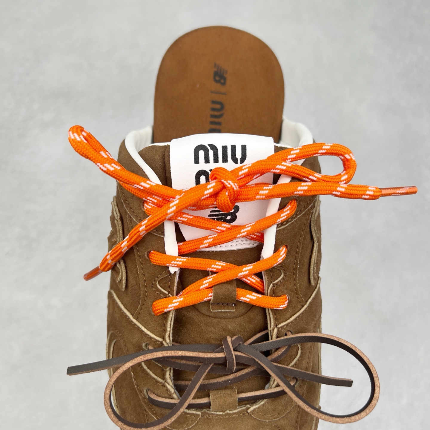 图片[5]-MiuMiu x New Balance NB530 SL 缪缪联名系列低帮经典复古休闲运动鞋半拖 近几年运动品牌与各大潮流品牌不断推出联名产品，在球鞋圈拥有极高的热度。此外，奢侈品牌和运动品牌联名也早已非新鲜事，继 Dior 和 Jordan Brand 以及 Prada 和 adidas 合作后。近日，Miu Miu与New Balance的合作基本已经成为定番，每年都会上新，而近期的最新联名也已经正式曝光，预计会在24年春夏面世！相比之前两次使用的574，这次Miu Miu带来了全新风格。采用了全新型号MR530进行设计，继续使用复古的旧化效果和去年就被带火的美拉德配色打造。Miu Miu作为千禧文化的重要推手，这次也是直接挑选了New Balance 2000年代时发布的健身跑鞋MR530。整体做旧效果非常明显，甚至有些二手鞋的感觉，多少是有点瘦巴黎世家影响了……配色方面将会推出米色和棕色两种颜色可供选择，整体覆盖了做旧麂皮，鞋舌和鞋垫和之前一致，有Miu Miu的Logo，同时搭配皮革和棉质双鞋带组成。尺码：36 37 37.5 38 38.5 39.5 40 40.5 41.5 42 42.5 43.5 44 44.5 45-选品中心