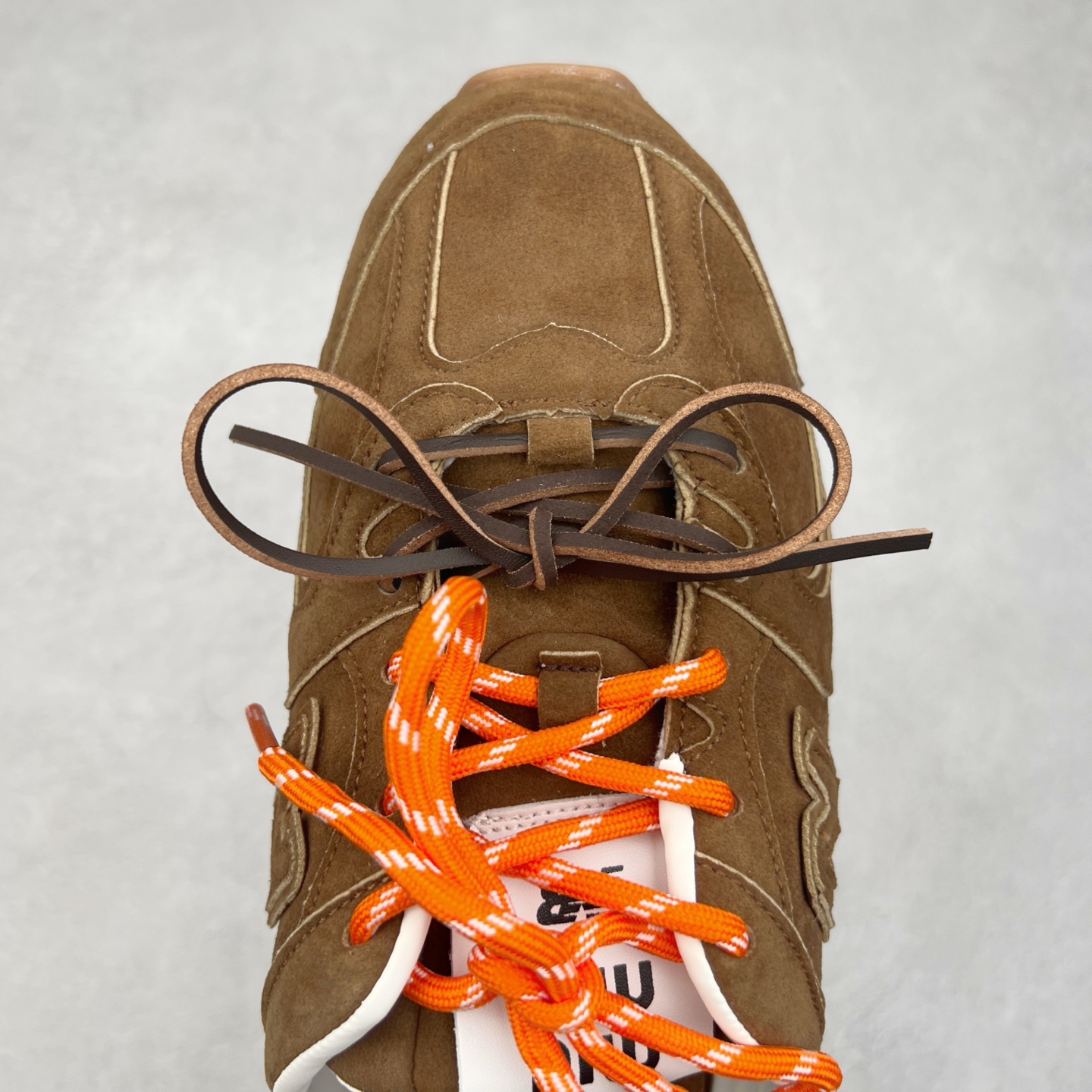 图片[4]-MiuMiu x New Balance NB530 SL 缪缪联名系列低帮经典复古休闲运动鞋半拖 近几年运动品牌与各大潮流品牌不断推出联名产品，在球鞋圈拥有极高的热度。此外，奢侈品牌和运动品牌联名也早已非新鲜事，继 Dior 和 Jordan Brand 以及 Prada 和 adidas 合作后。近日，Miu Miu与New Balance的合作基本已经成为定番，每年都会上新，而近期的最新联名也已经正式曝光，预计会在24年春夏面世！相比之前两次使用的574，这次Miu Miu带来了全新风格。采用了全新型号MR530进行设计，继续使用复古的旧化效果和去年就被带火的美拉德配色打造。Miu Miu作为千禧文化的重要推手，这次也是直接挑选了New Balance 2000年代时发布的健身跑鞋MR530。整体做旧效果非常明显，甚至有些二手鞋的感觉，多少是有点瘦巴黎世家影响了……配色方面将会推出米色和棕色两种颜色可供选择，整体覆盖了做旧麂皮，鞋舌和鞋垫和之前一致，有Miu Miu的Logo，同时搭配皮革和棉质双鞋带组成。尺码：36 37 37.5 38 38.5 39.5 40 40.5 41.5 42 42.5 43.5 44 44.5 45-选品中心