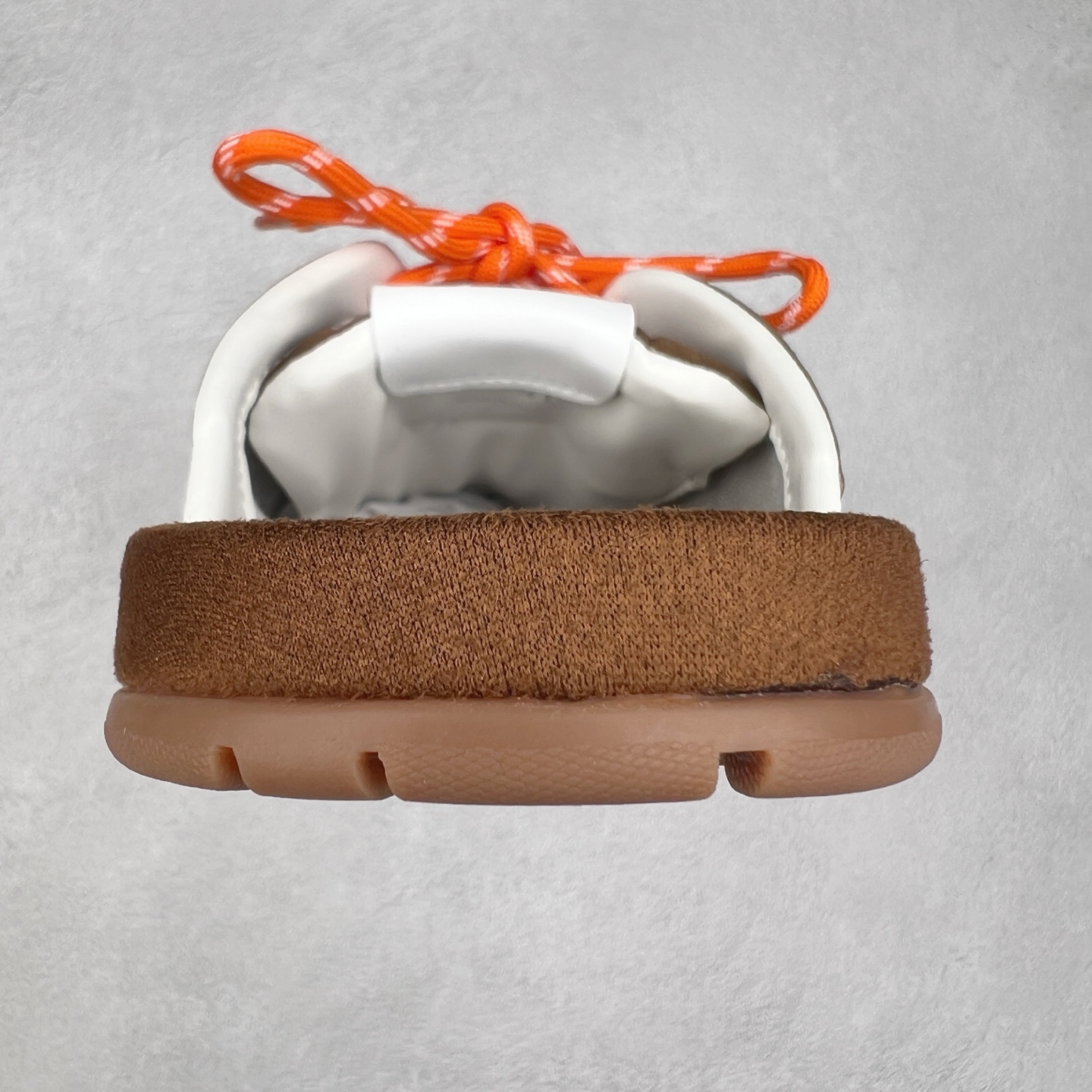 图片[8]-MiuMiu x New Balance NB530 SL 缪缪联名系列低帮经典复古休闲运动鞋半拖 近几年运动品牌与各大潮流品牌不断推出联名产品，在球鞋圈拥有极高的热度。此外，奢侈品牌和运动品牌联名也早已非新鲜事，继 Dior 和 Jordan Brand 以及 Prada 和 adidas 合作后。近日，Miu Miu与New Balance的合作基本已经成为定番，每年都会上新，而近期的最新联名也已经正式曝光，预计会在24年春夏面世！相比之前两次使用的574，这次Miu Miu带来了全新风格。采用了全新型号MR530进行设计，继续使用复古的旧化效果和去年就被带火的美拉德配色打造。Miu Miu作为千禧文化的重要推手，这次也是直接挑选了New Balance 2000年代时发布的健身跑鞋MR530。整体做旧效果非常明显，甚至有些二手鞋的感觉，多少是有点瘦巴黎世家影响了……配色方面将会推出米色和棕色两种颜色可供选择，整体覆盖了做旧麂皮，鞋舌和鞋垫和之前一致，有Miu Miu的Logo，同时搭配皮革和棉质双鞋带组成。尺码：36 37 37.5 38 38.5 39.5 40 40.5 41.5 42 42.5 43.5 44 44.5 45-选品中心