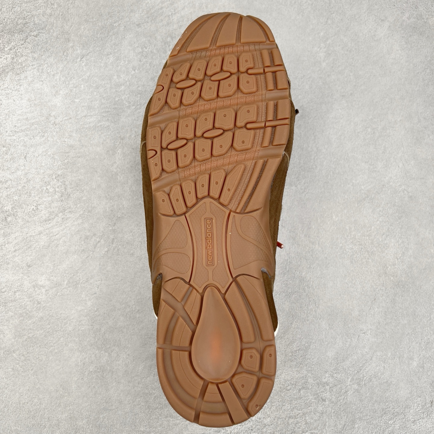 图片[9]-MiuMiu x New Balance NB530 SL 缪缪联名系列低帮经典复古休闲运动鞋半拖 近几年运动品牌与各大潮流品牌不断推出联名产品，在球鞋圈拥有极高的热度。此外，奢侈品牌和运动品牌联名也早已非新鲜事，继 Dior 和 Jordan Brand 以及 Prada 和 adidas 合作后。近日，Miu Miu与New Balance的合作基本已经成为定番，每年都会上新，而近期的最新联名也已经正式曝光，预计会在24年春夏面世！相比之前两次使用的574，这次Miu Miu带来了全新风格。采用了全新型号MR530进行设计，继续使用复古的旧化效果和去年就被带火的美拉德配色打造。Miu Miu作为千禧文化的重要推手，这次也是直接挑选了New Balance 2000年代时发布的健身跑鞋MR530。整体做旧效果非常明显，甚至有些二手鞋的感觉，多少是有点瘦巴黎世家影响了……配色方面将会推出米色和棕色两种颜色可供选择，整体覆盖了做旧麂皮，鞋舌和鞋垫和之前一致，有Miu Miu的Logo，同时搭配皮革和棉质双鞋带组成。尺码：36 37 37.5 38 38.5 39.5 40 40.5 41.5 42 42.5 43.5 44 44.5 45-选品中心