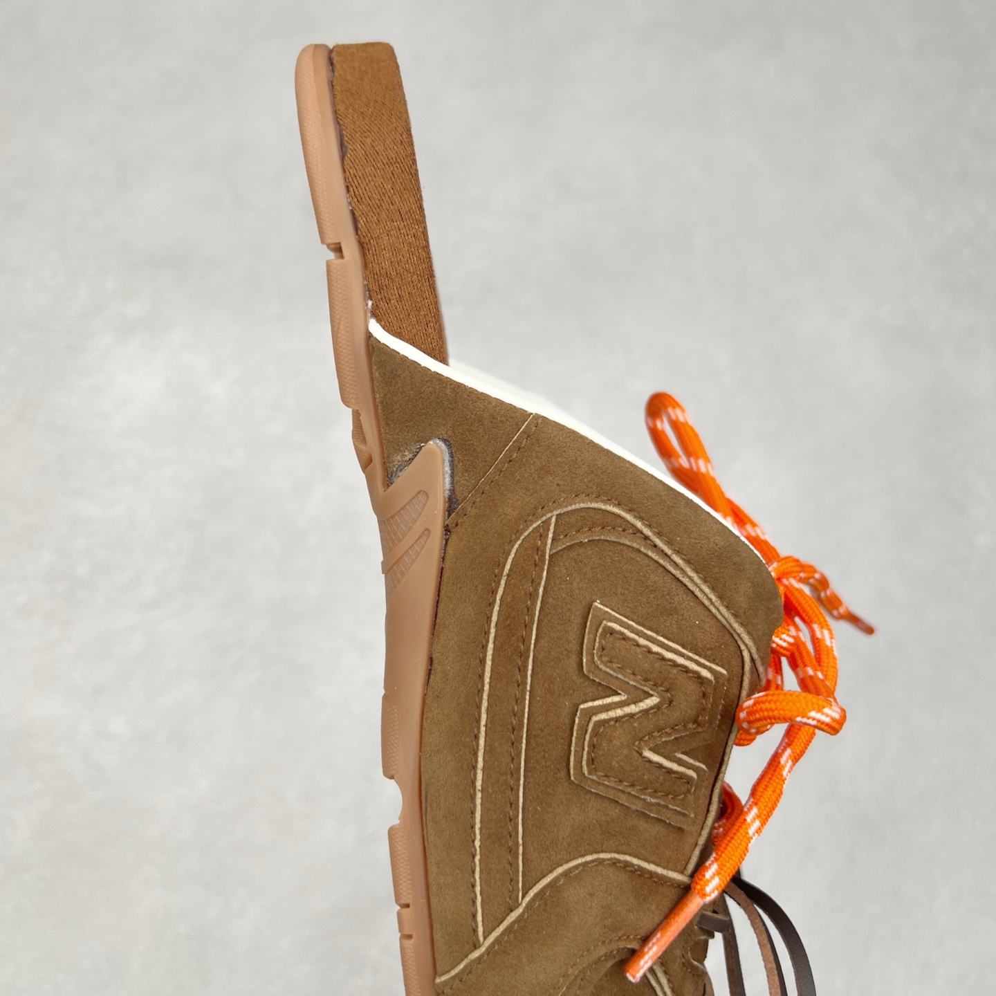 图片[6]-MiuMiu x New Balance NB530 SL 缪缪联名系列低帮经典复古休闲运动鞋半拖 近几年运动品牌与各大潮流品牌不断推出联名产品，在球鞋圈拥有极高的热度。此外，奢侈品牌和运动品牌联名也早已非新鲜事，继 Dior 和 Jordan Brand 以及 Prada 和 adidas 合作后。近日，Miu Miu与New Balance的合作基本已经成为定番，每年都会上新，而近期的最新联名也已经正式曝光，预计会在24年春夏面世！相比之前两次使用的574，这次Miu Miu带来了全新风格。采用了全新型号MR530进行设计，继续使用复古的旧化效果和去年就被带火的美拉德配色打造。Miu Miu作为千禧文化的重要推手，这次也是直接挑选了New Balance 2000年代时发布的健身跑鞋MR530。整体做旧效果非常明显，甚至有些二手鞋的感觉，多少是有点瘦巴黎世家影响了……配色方面将会推出米色和棕色两种颜色可供选择，整体覆盖了做旧麂皮，鞋舌和鞋垫和之前一致，有Miu Miu的Logo，同时搭配皮革和棉质双鞋带组成。尺码：36 37 37.5 38 38.5 39.5 40 40.5 41.5 42 42.5 43.5 44 44.5 45-选品中心