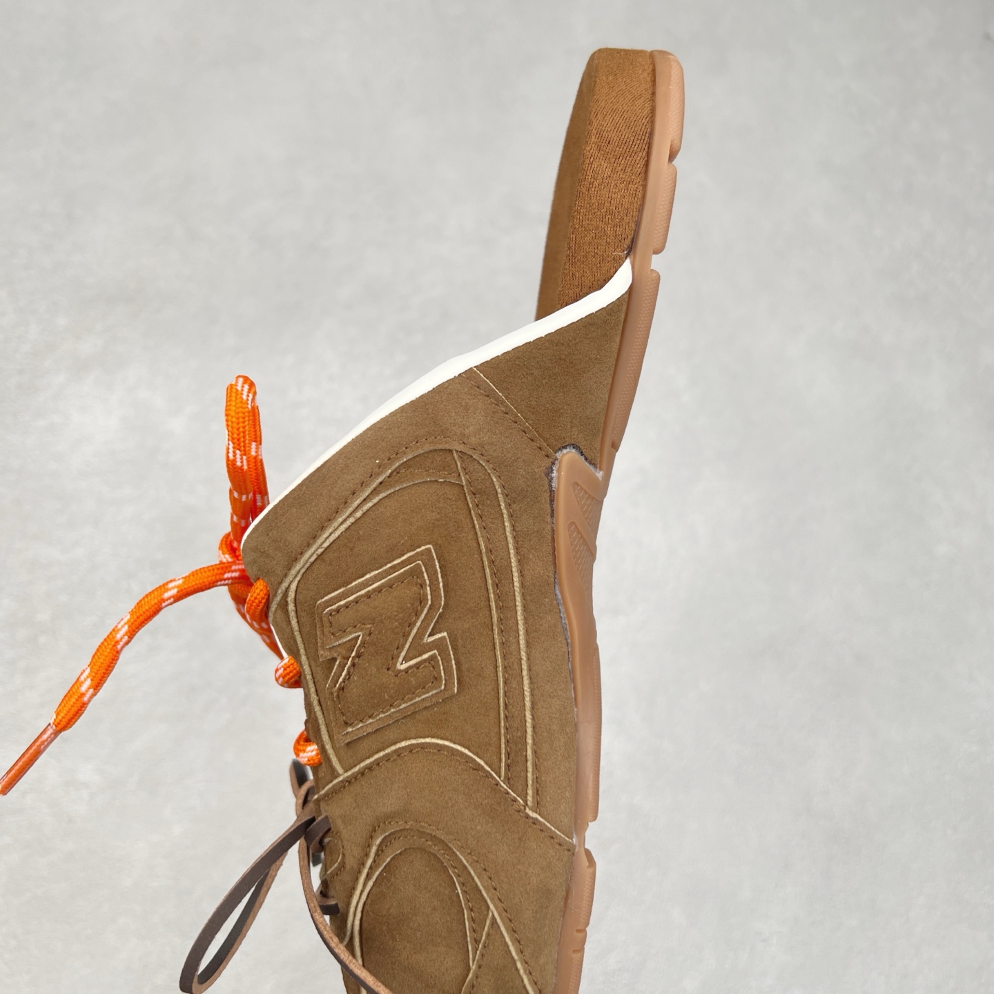 图片[7]-MiuMiu x New Balance NB530 SL 缪缪联名系列低帮经典复古休闲运动鞋半拖 近几年运动品牌与各大潮流品牌不断推出联名产品，在球鞋圈拥有极高的热度。此外，奢侈品牌和运动品牌联名也早已非新鲜事，继 Dior 和 Jordan Brand 以及 Prada 和 adidas 合作后。近日，Miu Miu与New Balance的合作基本已经成为定番，每年都会上新，而近期的最新联名也已经正式曝光，预计会在24年春夏面世！相比之前两次使用的574，这次Miu Miu带来了全新风格。采用了全新型号MR530进行设计，继续使用复古的旧化效果和去年就被带火的美拉德配色打造。Miu Miu作为千禧文化的重要推手，这次也是直接挑选了New Balance 2000年代时发布的健身跑鞋MR530。整体做旧效果非常明显，甚至有些二手鞋的感觉，多少是有点瘦巴黎世家影响了……配色方面将会推出米色和棕色两种颜色可供选择，整体覆盖了做旧麂皮，鞋舌和鞋垫和之前一致，有Miu Miu的Logo，同时搭配皮革和棉质双鞋带组成。尺码：36 37 37.5 38 38.5 39.5 40 40.5 41.5 42 42.5 43.5 44 44.5 45-选品中心