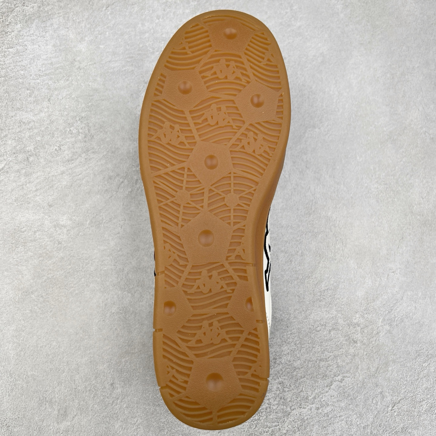 图片[9]-Kappa 1967 Low Sneaker 卡帕系列低帮百搭厚底休闲运动板鞋 原楦原纸版开发版型 采用硬质牛剖革鞋面材质 外置增高耐磨橡胶大底 实拍调校N版已经零色差零失真 百分百还原实物色彩所见即所得 不存在货不对板色差等低级问题 选购参考实物拍摄 不混卖不参货 只用心做好货严格选品 承诺混一赔十 尺码：36 36.5 37.5 38 38.5 39 40 40.5 41 42 42.5 43 44 44.5 45-选品中心