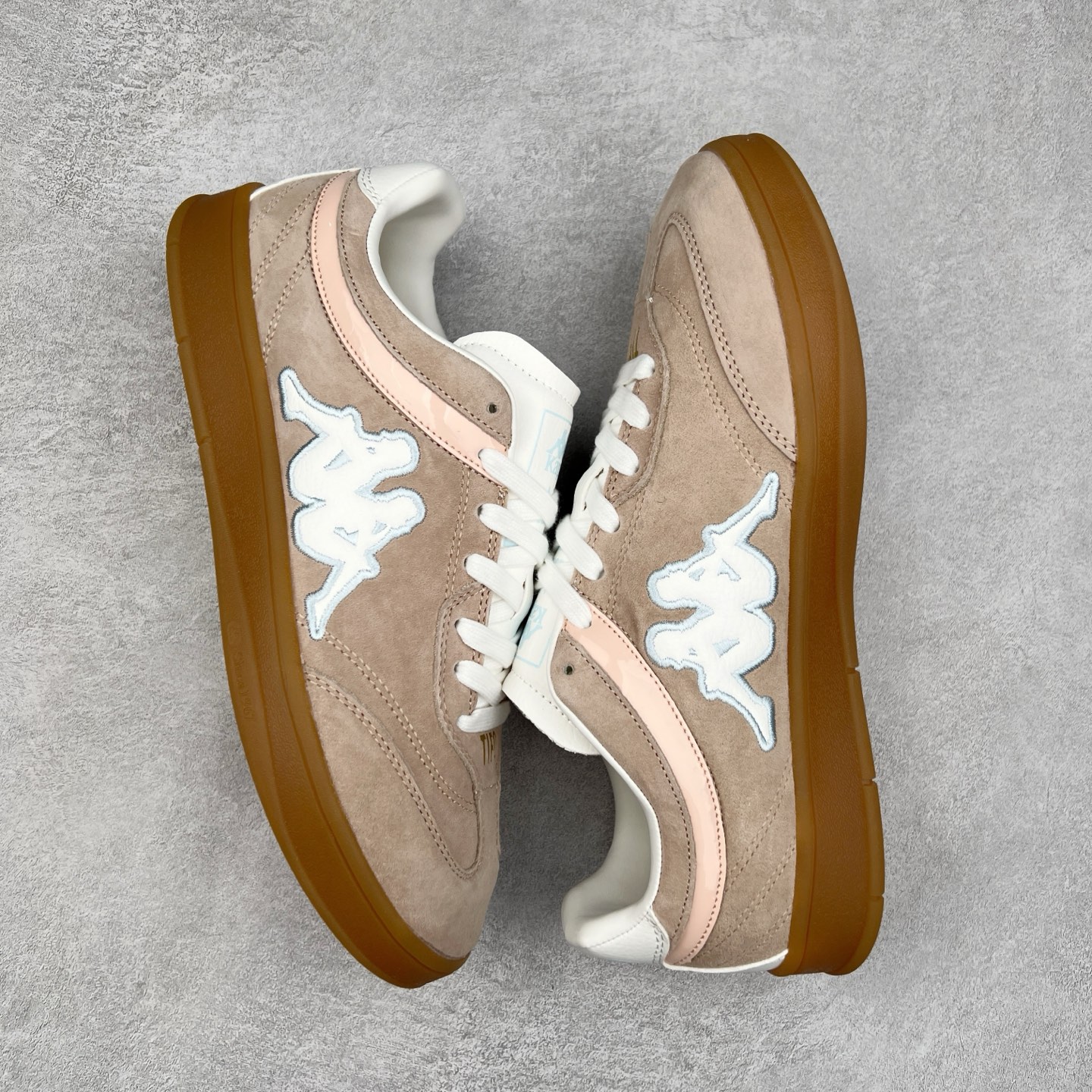 图片[3]-Kappa 1967 Low Sneaker 卡帕系列低帮百搭厚底休闲运动板鞋 原楦原纸版开发版型 采用硬质牛剖革鞋面材质 外置增高耐磨橡胶大底 实拍调校N版已经零色差零失真 百分百还原实物色彩所见即所得 不存在货不对板色差等低级问题 选购参考实物拍摄 不混卖不参货 只用心做好货严格选品 承诺混一赔十 尺码：36 36.5 37.5 38 38.5 39 40 40.5 41 42 42.5 43 44 44.5 45-选品中心