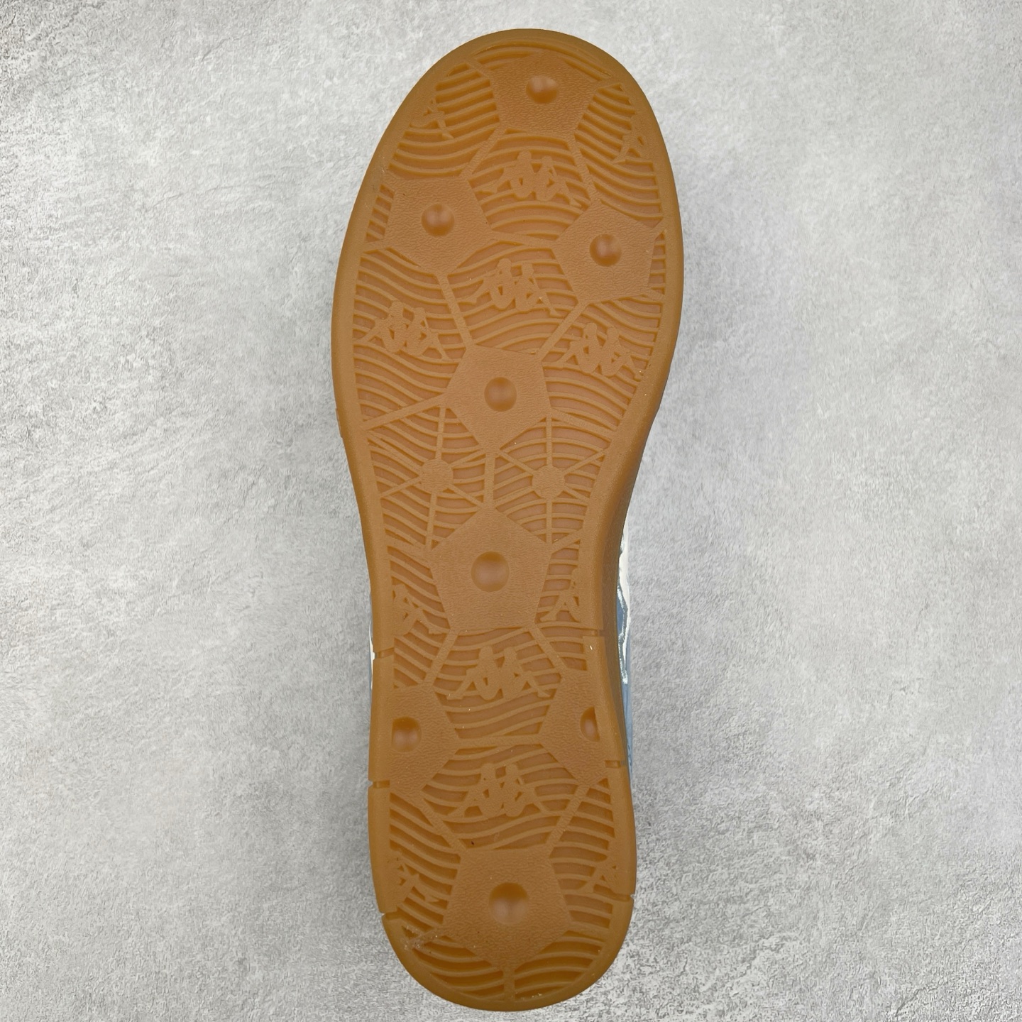 图片[9]-Kappa 1967 Low Sneaker 卡帕系列低帮百搭厚底休闲运动板鞋 原楦原纸版开发版型 采用硬质牛剖革鞋面材质 外置增高耐磨橡胶大底 实拍调校N版已经零色差零失真 百分百还原实物色彩所见即所得 不存在货不对板色差等低级问题 选购参考实物拍摄 不混卖不参货 只用心做好货严格选品 承诺混一赔十 尺码：36 36.5 37.5 38 38.5 39 40 40.5 41 42 42.5 43 44 44.5 45-选品中心