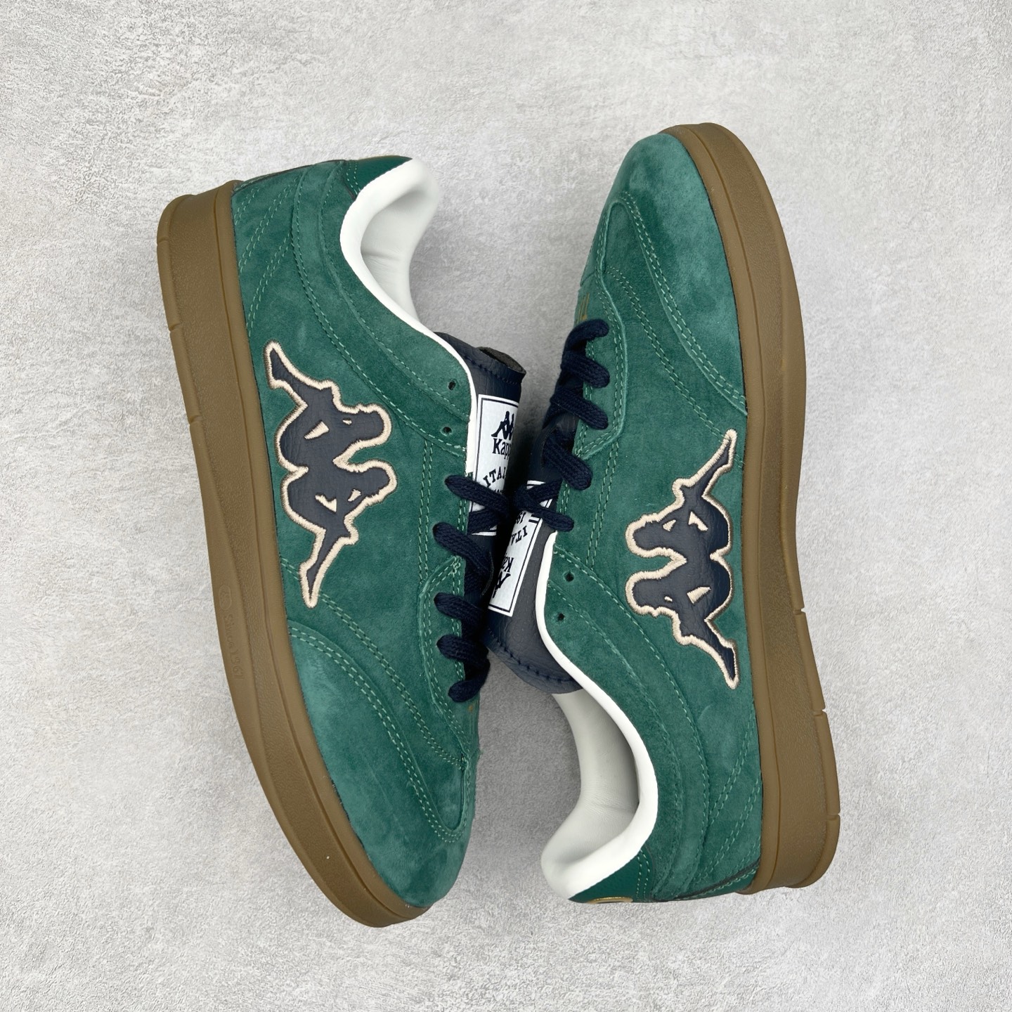 图片[3]-Kappa 1967 Low Sneaker 卡帕系列低帮百搭厚底休闲运动板鞋 原楦原纸版开发版型 采用硬质牛剖革鞋面材质 外置增高耐磨橡胶大底 实拍调校N版已经零色差零失真 百分百还原实物色彩所见即所得 不存在货不对板色差等低级问题 选购参考实物拍摄 不混卖不参货 只用心做好货严格选品 承诺混一赔十 尺码：36 36.5 37.5 38 38.5 39 40 40.5 41 42 42.5 43 44 44.5 45-选品中心