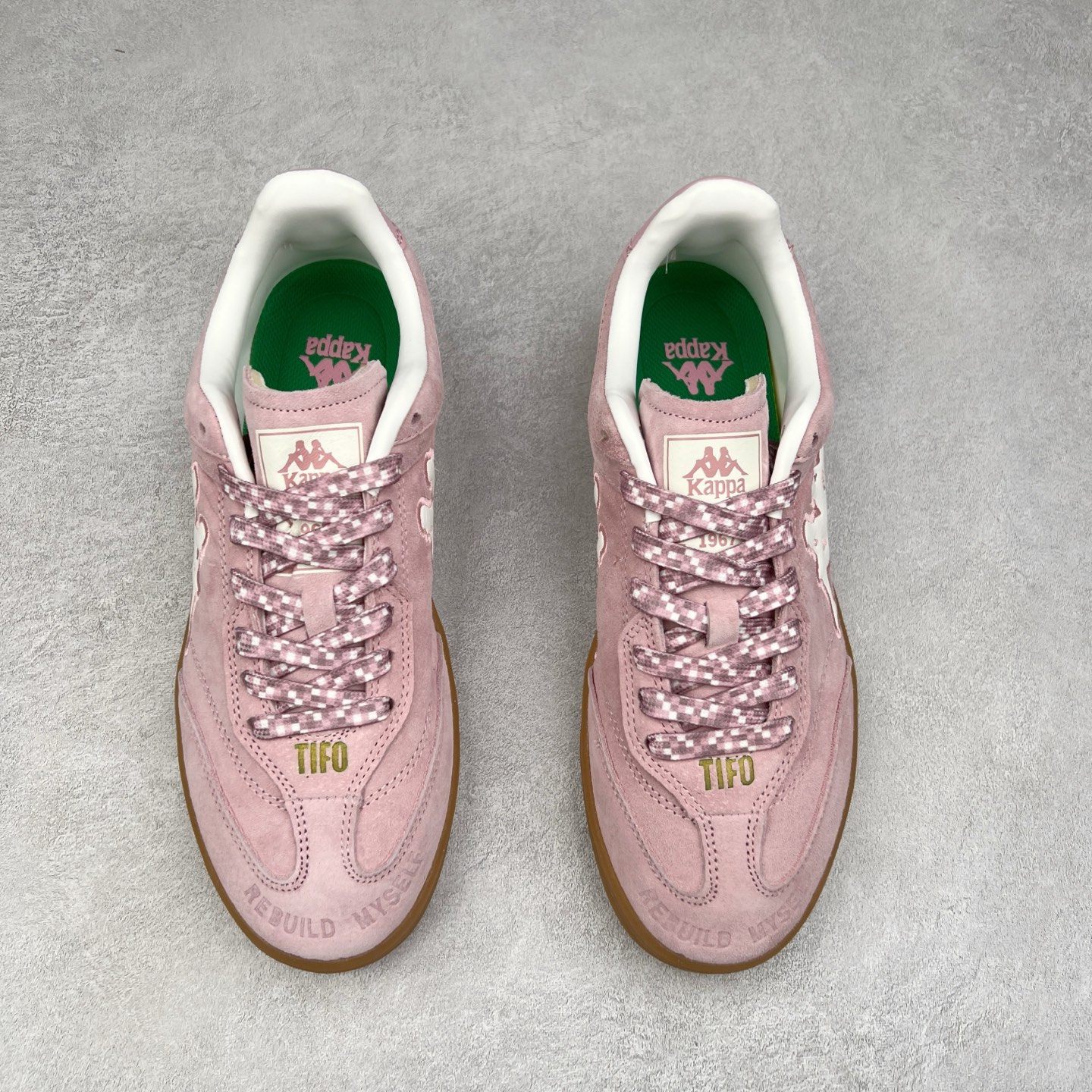 图片[2]-Kappa 1967 Low Sneaker 卡帕系列低帮百搭厚底休闲运动板鞋 原楦原纸版开发版型 采用硬质牛剖革鞋面材质 外置增高耐磨橡胶大底 实拍调校N版已经零色差零失真 百分百还原实物色彩所见即所得 不存在货不对板色差等低级问题 选购参考实物拍摄 不混卖不参货 只用心做好货严格选品 承诺混一赔十 尺码：36 36.5 37.5 38 38.5 39 40 40.5 41 42 42.5 43 44 44.5 45-选品中心