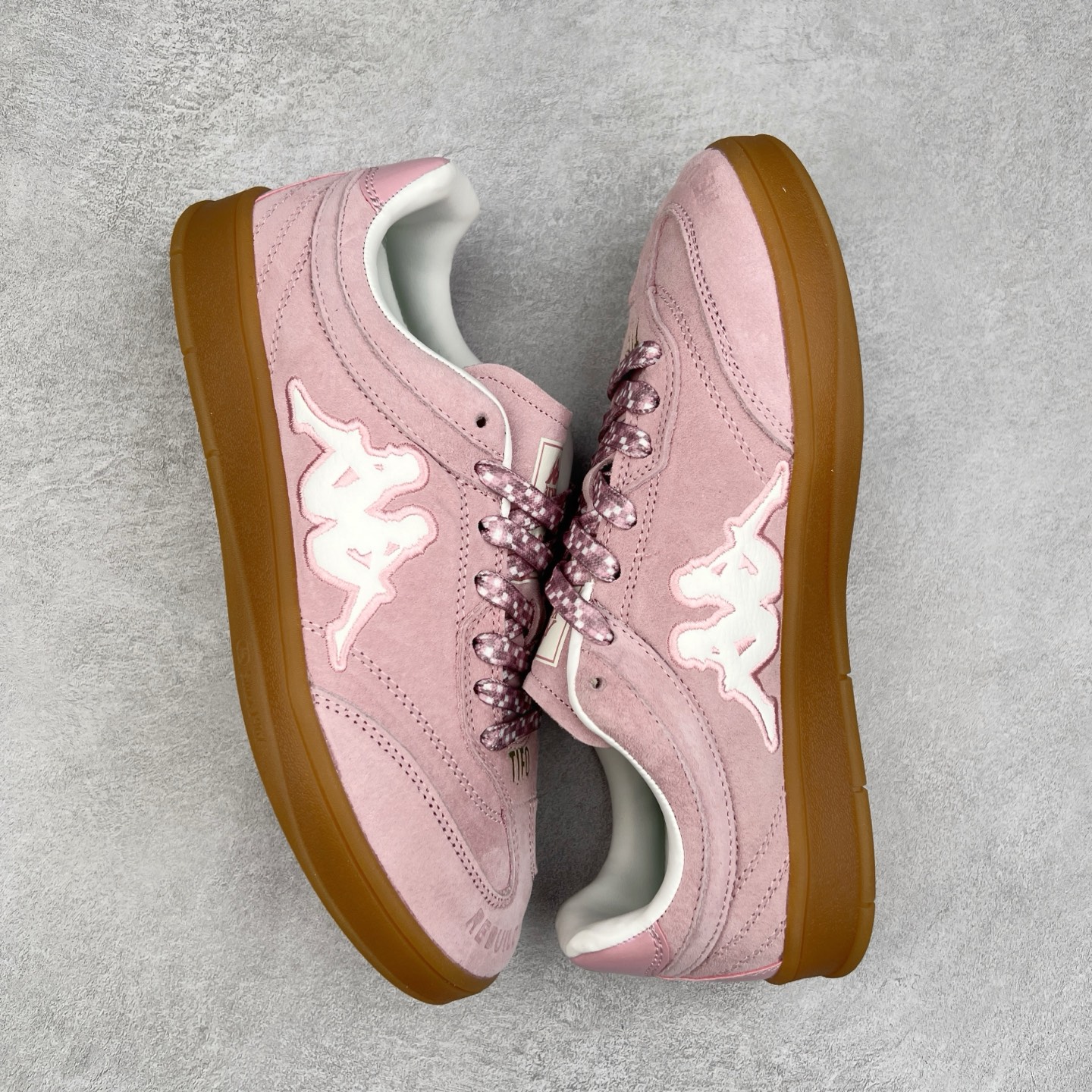 图片[3]-Kappa 1967 Low Sneaker 卡帕系列低帮百搭厚底休闲运动板鞋 原楦原纸版开发版型 采用硬质牛剖革鞋面材质 外置增高耐磨橡胶大底 实拍调校N版已经零色差零失真 百分百还原实物色彩所见即所得 不存在货不对板色差等低级问题 选购参考实物拍摄 不混卖不参货 只用心做好货严格选品 承诺混一赔十 尺码：36 36.5 37.5 38 38.5 39 40 40.5 41 42 42.5 43 44 44.5 45-选品中心