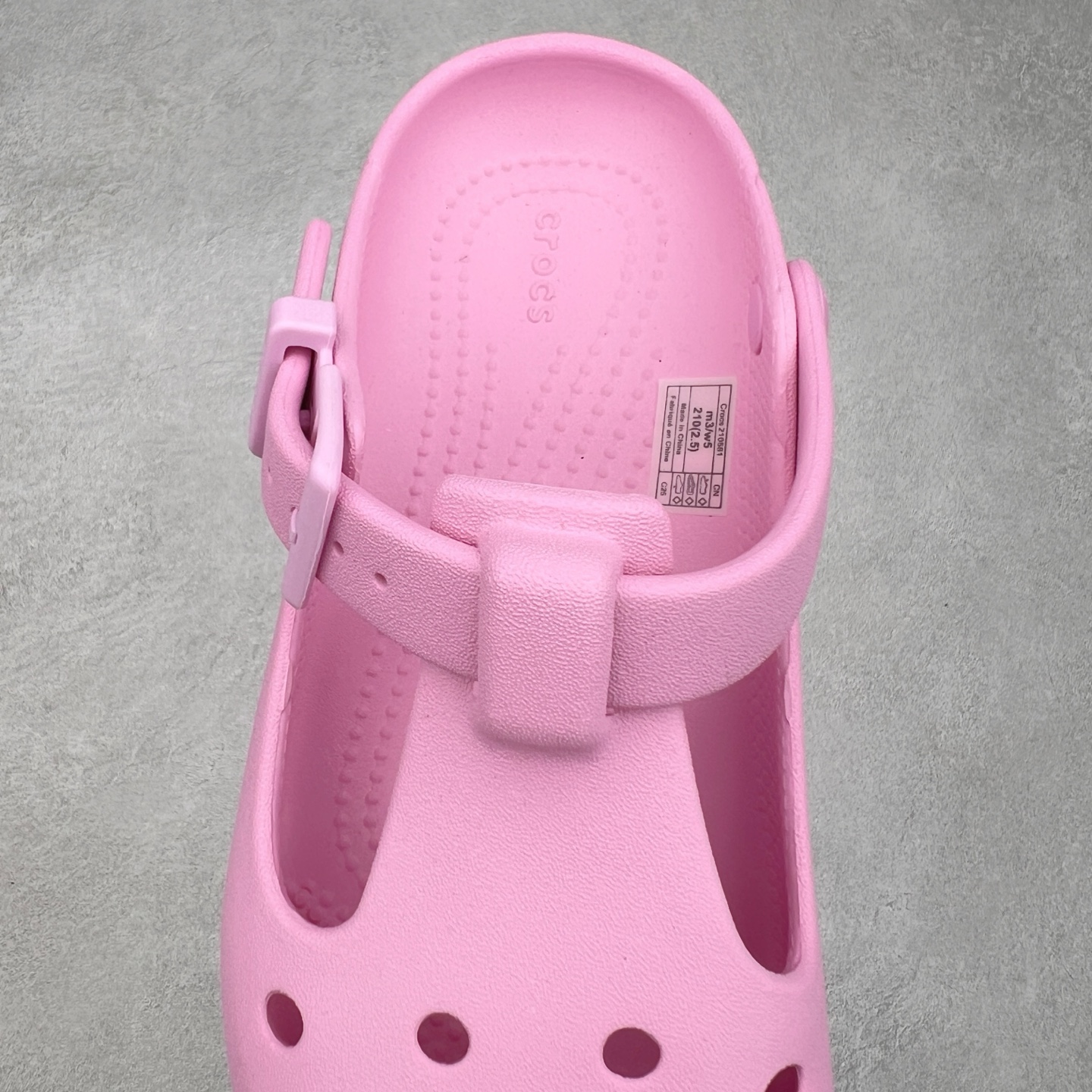 图片[5]-＃DG莞产 Crocs Classic Clog 卡骆驰经典简约休闲沙滩洞洞拖鞋凉鞋 玛丽珍款 透明防水袋包装 注意配件需单独购买 超轻Croslite专利材料打造 鞋面更加耐用易清洗 该鞋款轻盈舒适 2002年 经典克骆格诞生 秉承外形简单 穿着舒适的初衷 不断为消费者带来舒适的穿着体验 穿出“趣”味 鞋面洞洞可搭彰显个性的智必星 一鞋两穿 可调节式后跟带增添鞋身的稳固性能 放前面变成愜意舒适的凉拖 放后面行走跑跳更加稳妥 Croslite ™材料 封闭式细胞树脂 能够在体温作用下自动变形以适应脚部形状 涉水性优秀的同时易于清洁 抓地力强 不易打滑 Crocs的核心理念：轻便 灵活 全方位的舒适感 同步官方尺码：M4（36-37） M5（37-38）M6（38-39）M7（39-40）M8（41-42）M9（42-43）M10（43-44）M11（45-46）-选品中心