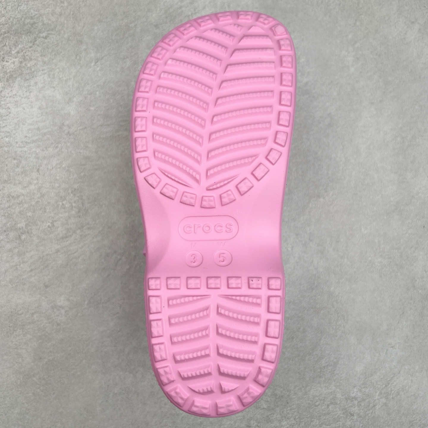 图片[9]-＃DG莞产 Crocs Classic Clog 卡骆驰经典简约休闲沙滩洞洞拖鞋凉鞋 玛丽珍款 透明防水袋包装 注意配件需单独购买 超轻Croslite专利材料打造 鞋面更加耐用易清洗 该鞋款轻盈舒适 2002年 经典克骆格诞生 秉承外形简单 穿着舒适的初衷 不断为消费者带来舒适的穿着体验 穿出“趣”味 鞋面洞洞可搭彰显个性的智必星 一鞋两穿 可调节式后跟带增添鞋身的稳固性能 放前面变成愜意舒适的凉拖 放后面行走跑跳更加稳妥 Croslite ™材料 封闭式细胞树脂 能够在体温作用下自动变形以适应脚部形状 涉水性优秀的同时易于清洁 抓地力强 不易打滑 Crocs的核心理念：轻便 灵活 全方位的舒适感 同步官方尺码：M4（36-37） M5（37-38）M6（38-39）M7（39-40）M8（41-42）M9（42-43）M10（43-44）M11（45-46）-选品中心