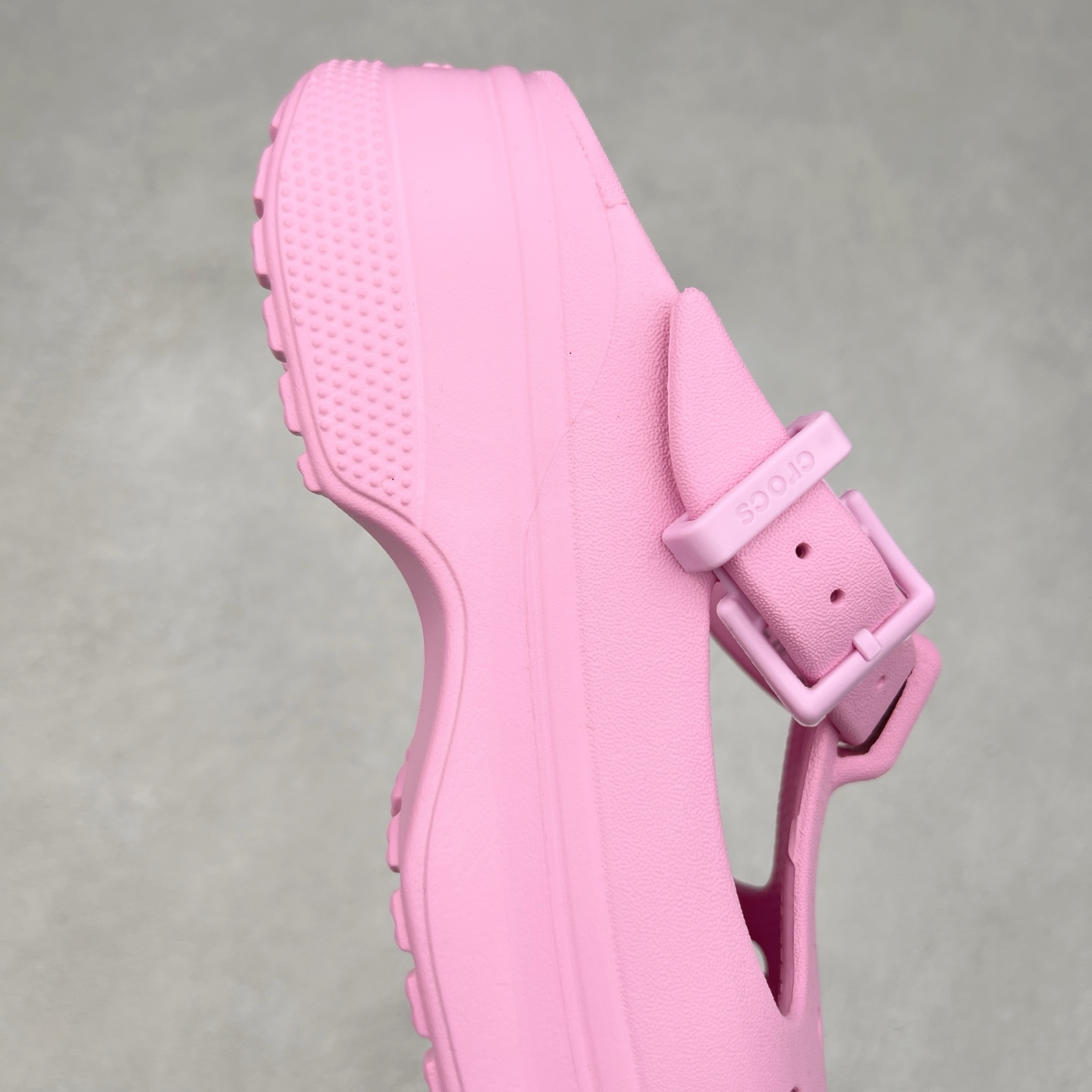 图片[6]-＃DG莞产 Crocs Classic Clog 卡骆驰经典简约休闲沙滩洞洞拖鞋凉鞋 玛丽珍款 透明防水袋包装 注意配件需单独购买 超轻Croslite专利材料打造 鞋面更加耐用易清洗 该鞋款轻盈舒适 2002年 经典克骆格诞生 秉承外形简单 穿着舒适的初衷 不断为消费者带来舒适的穿着体验 穿出“趣”味 鞋面洞洞可搭彰显个性的智必星 一鞋两穿 可调节式后跟带增添鞋身的稳固性能 放前面变成愜意舒适的凉拖 放后面行走跑跳更加稳妥 Croslite ™材料 封闭式细胞树脂 能够在体温作用下自动变形以适应脚部形状 涉水性优秀的同时易于清洁 抓地力强 不易打滑 Crocs的核心理念：轻便 灵活 全方位的舒适感 同步官方尺码：M4（36-37） M5（37-38）M6（38-39）M7（39-40）M8（41-42）M9（42-43）M10（43-44）M11（45-46）-选品中心