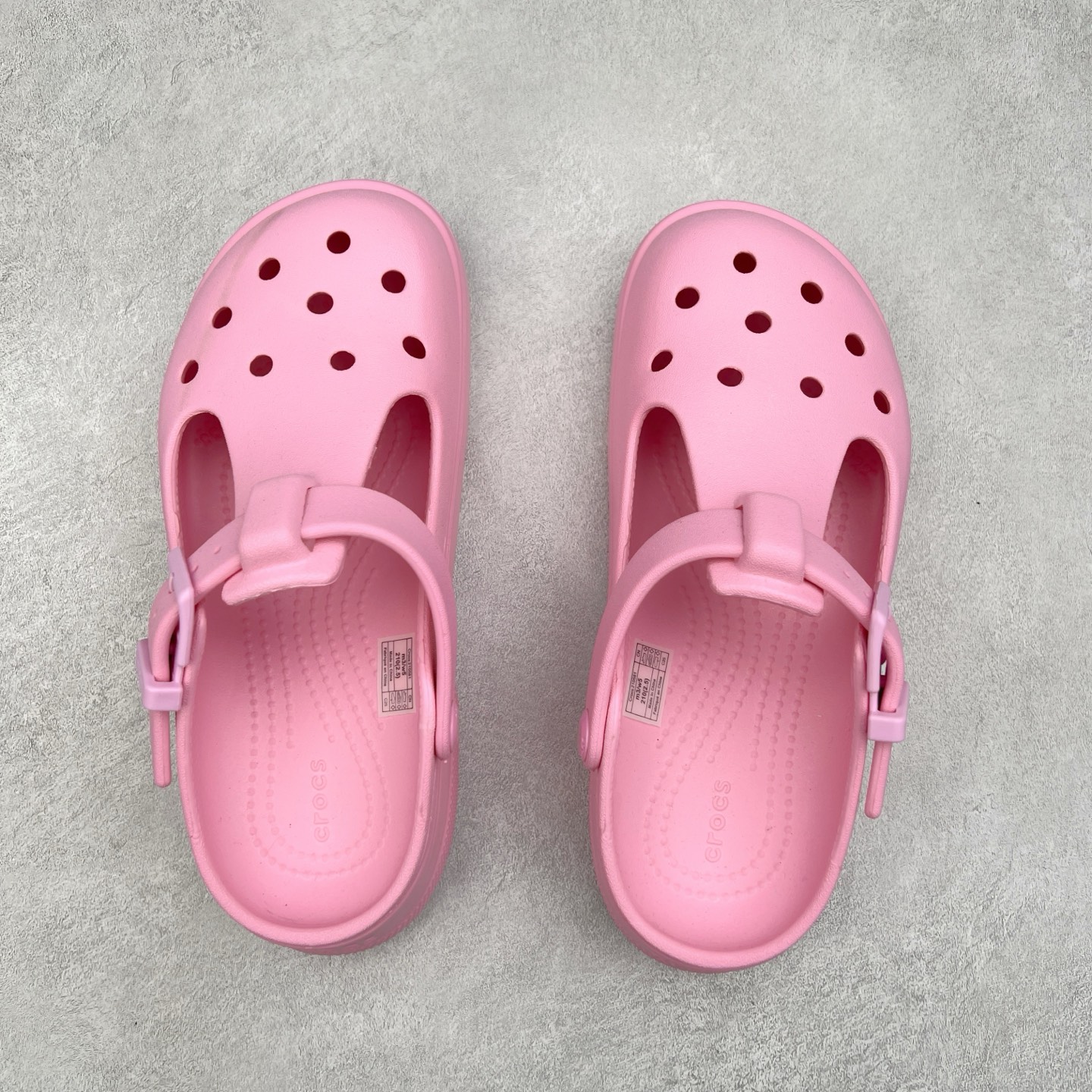 图片[3]-＃DG莞产 Crocs Classic Clog 卡骆驰经典简约休闲沙滩洞洞拖鞋凉鞋 玛丽珍款 透明防水袋包装 注意配件需单独购买 超轻Croslite专利材料打造 鞋面更加耐用易清洗 该鞋款轻盈舒适 2002年 经典克骆格诞生 秉承外形简单 穿着舒适的初衷 不断为消费者带来舒适的穿着体验 穿出“趣”味 鞋面洞洞可搭彰显个性的智必星 一鞋两穿 可调节式后跟带增添鞋身的稳固性能 放前面变成愜意舒适的凉拖 放后面行走跑跳更加稳妥 Croslite ™材料 封闭式细胞树脂 能够在体温作用下自动变形以适应脚部形状 涉水性优秀的同时易于清洁 抓地力强 不易打滑 Crocs的核心理念：轻便 灵活 全方位的舒适感 同步官方尺码：M4（36-37） M5（37-38）M6（38-39）M7（39-40）M8（41-42）M9（42-43）M10（43-44）M11（45-46）-选品中心