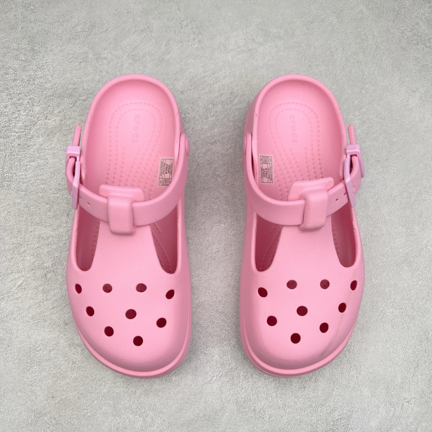 图片[2]-＃DG莞产 Crocs Classic Clog 卡骆驰经典简约休闲沙滩洞洞拖鞋凉鞋 玛丽珍款 透明防水袋包装 注意配件需单独购买 超轻Croslite专利材料打造 鞋面更加耐用易清洗 该鞋款轻盈舒适 2002年 经典克骆格诞生 秉承外形简单 穿着舒适的初衷 不断为消费者带来舒适的穿着体验 穿出“趣”味 鞋面洞洞可搭彰显个性的智必星 一鞋两穿 可调节式后跟带增添鞋身的稳固性能 放前面变成愜意舒适的凉拖 放后面行走跑跳更加稳妥 Croslite ™材料 封闭式细胞树脂 能够在体温作用下自动变形以适应脚部形状 涉水性优秀的同时易于清洁 抓地力强 不易打滑 Crocs的核心理念：轻便 灵活 全方位的舒适感 同步官方尺码：M4（36-37） M5（37-38）M6（38-39）M7（39-40）M8（41-42）M9（42-43）M10（43-44）M11（45-46）-选品中心