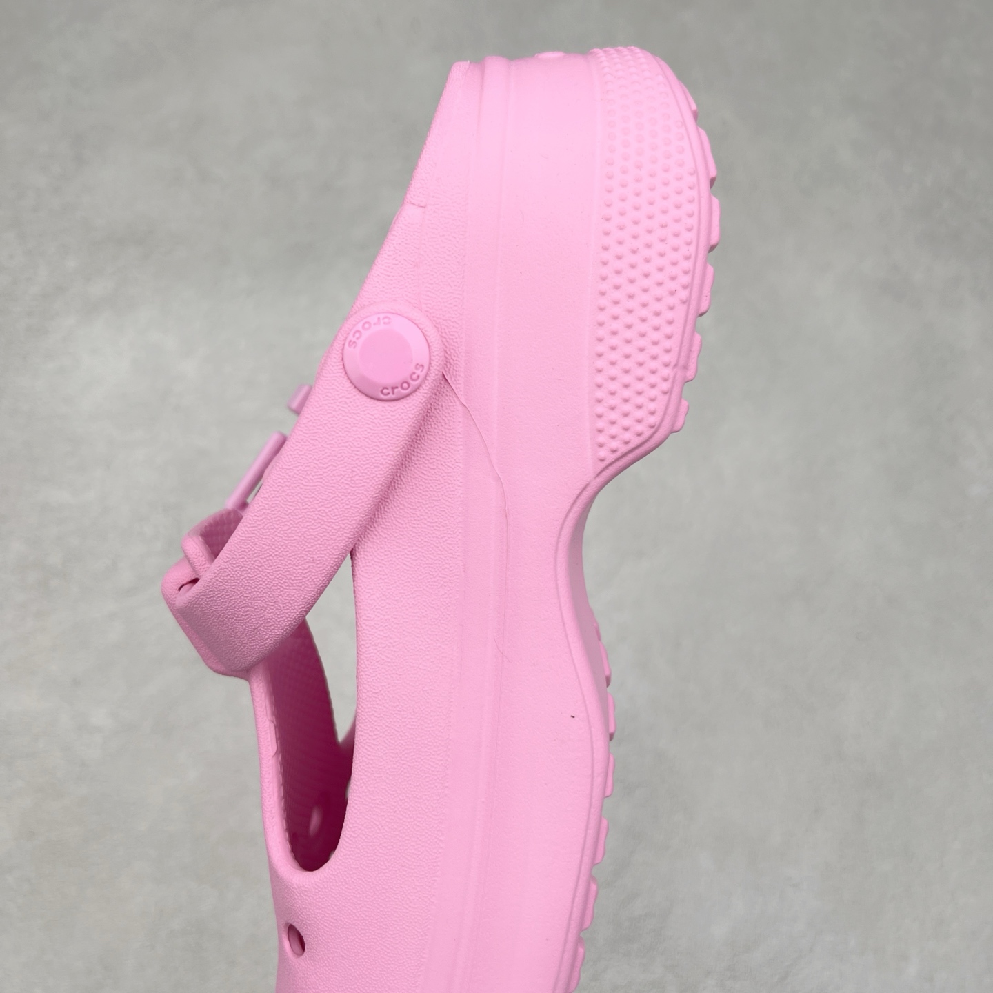 图片[7]-＃DG莞产 Crocs Classic Clog 卡骆驰经典简约休闲沙滩洞洞拖鞋凉鞋 玛丽珍款 透明防水袋包装 注意配件需单独购买 超轻Croslite专利材料打造 鞋面更加耐用易清洗 该鞋款轻盈舒适 2002年 经典克骆格诞生 秉承外形简单 穿着舒适的初衷 不断为消费者带来舒适的穿着体验 穿出“趣”味 鞋面洞洞可搭彰显个性的智必星 一鞋两穿 可调节式后跟带增添鞋身的稳固性能 放前面变成愜意舒适的凉拖 放后面行走跑跳更加稳妥 Croslite ™材料 封闭式细胞树脂 能够在体温作用下自动变形以适应脚部形状 涉水性优秀的同时易于清洁 抓地力强 不易打滑 Crocs的核心理念：轻便 灵活 全方位的舒适感 同步官方尺码：M4（36-37） M5（37-38）M6（38-39）M7（39-40）M8（41-42）M9（42-43）M10（43-44）M11（45-46）-选品中心