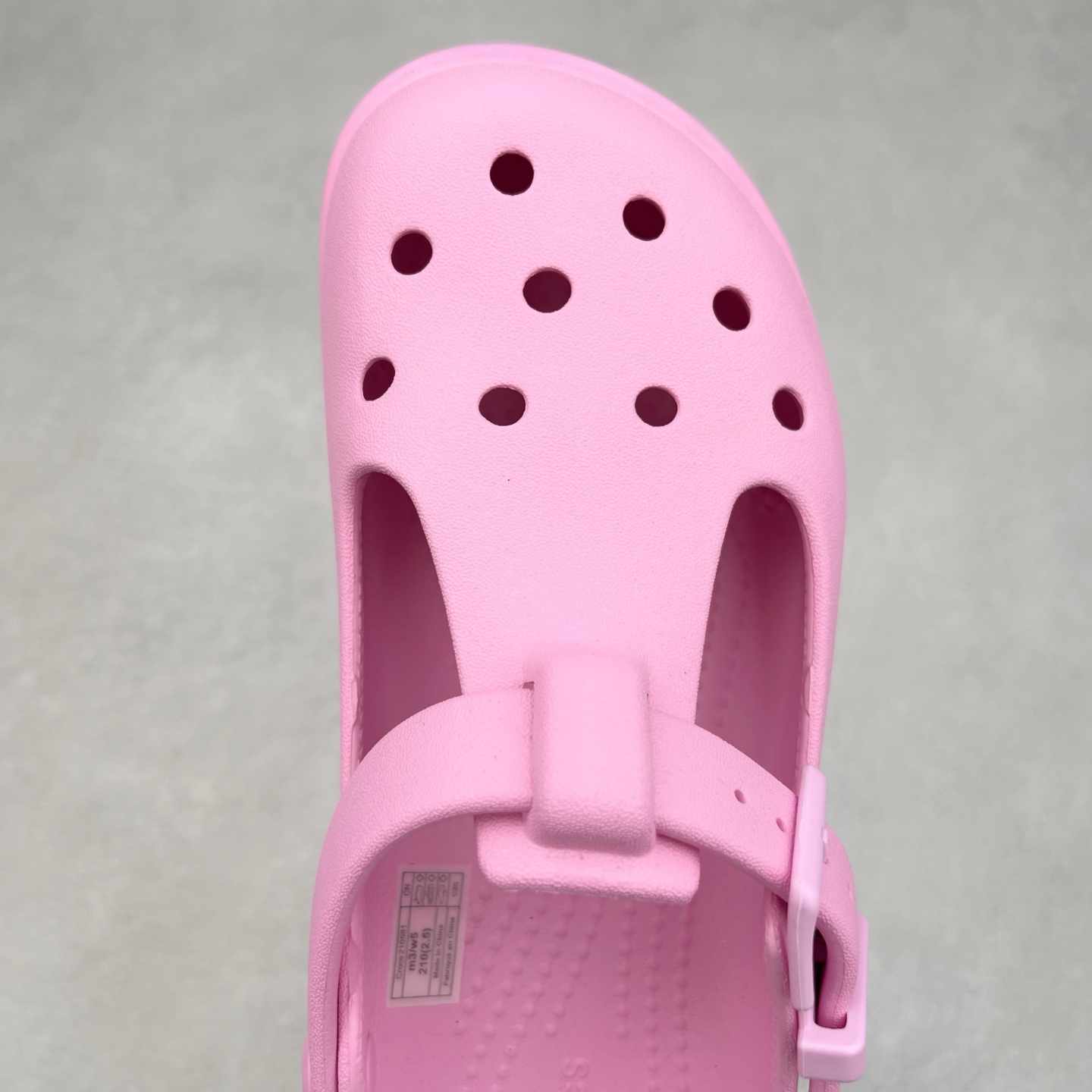 图片[4]-＃DG莞产 Crocs Classic Clog 卡骆驰经典简约休闲沙滩洞洞拖鞋凉鞋 玛丽珍款 透明防水袋包装 注意配件需单独购买 超轻Croslite专利材料打造 鞋面更加耐用易清洗 该鞋款轻盈舒适 2002年 经典克骆格诞生 秉承外形简单 穿着舒适的初衷 不断为消费者带来舒适的穿着体验 穿出“趣”味 鞋面洞洞可搭彰显个性的智必星 一鞋两穿 可调节式后跟带增添鞋身的稳固性能 放前面变成愜意舒适的凉拖 放后面行走跑跳更加稳妥 Croslite ™材料 封闭式细胞树脂 能够在体温作用下自动变形以适应脚部形状 涉水性优秀的同时易于清洁 抓地力强 不易打滑 Crocs的核心理念：轻便 灵活 全方位的舒适感 同步官方尺码：M4（36-37） M5（37-38）M6（38-39）M7（39-40）M8（41-42）M9（42-43）M10（43-44）M11（45-46）-选品中心