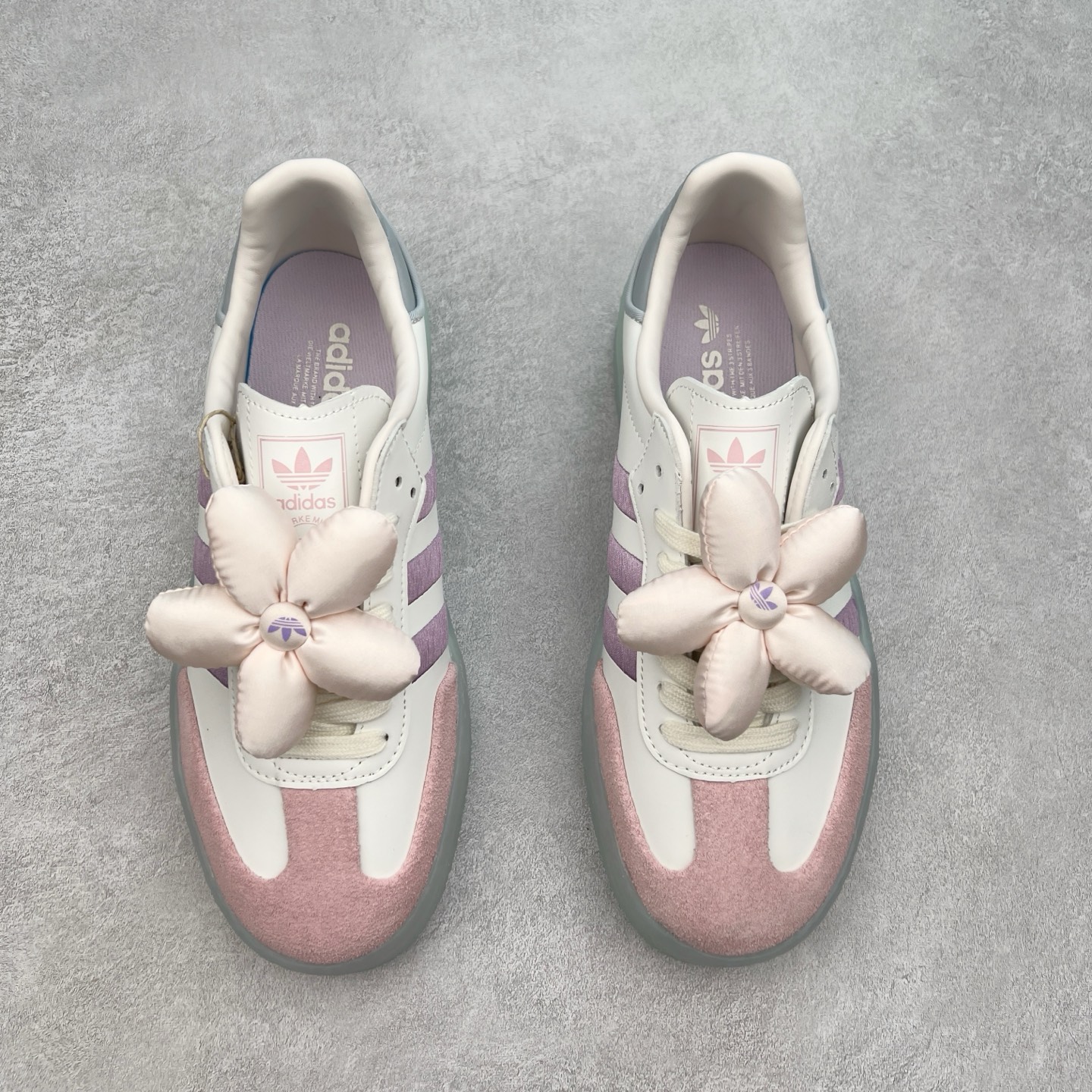 图片[2]-＃福利特价 AD Samba XLG 桑巴舞加大厚底版系列德训风百搭松糕休闲运动板鞋生胶底 自Originals Samba成功借势Blokecore风潮一跃成为街头巷尾的焦点鞋款后,不论是围绕Samba本身打造的各式「变种版本」,还是以Samba为蓝本打造联名鞋款,都成为了时尚潮流人士日常穿搭首选。Samba XLG是adidas Originals不断扩展XLG系列的一部分,旨在与年轻文化相契合,迎合那些希望通过个性时尚表达自我而不愿牺牲舒适度的年轻群体。街头时尚领域的Gen Z特别偏爱宽松的穿着风格。Samba XLG针对这一点做了创新。它在延续Samba OG经典设计的基础上,迎合年轻群体的穿着习惯,重塑为宽大的鞋身比例轮廓以及加厚中底,让消费者轻松展示自己独特的风格。全新的Samba XLG系列不仅迎合了当下年轻群体的穿搭习惯,加宽了鞋身比例以及将中底进一步增厚,在视觉比例上更加饱满,同时还保留了经典Samba的细节,这样一来,鞋迷朋友在穿搭上不仅能更加个性化,而且还能延续一定的复古感受。尺码：36 36⅔ 37⅓ 38 38⅔ 39⅓ 40 40⅔ 41⅓ 42 42⅔ 43⅓ 44 45-选品中心