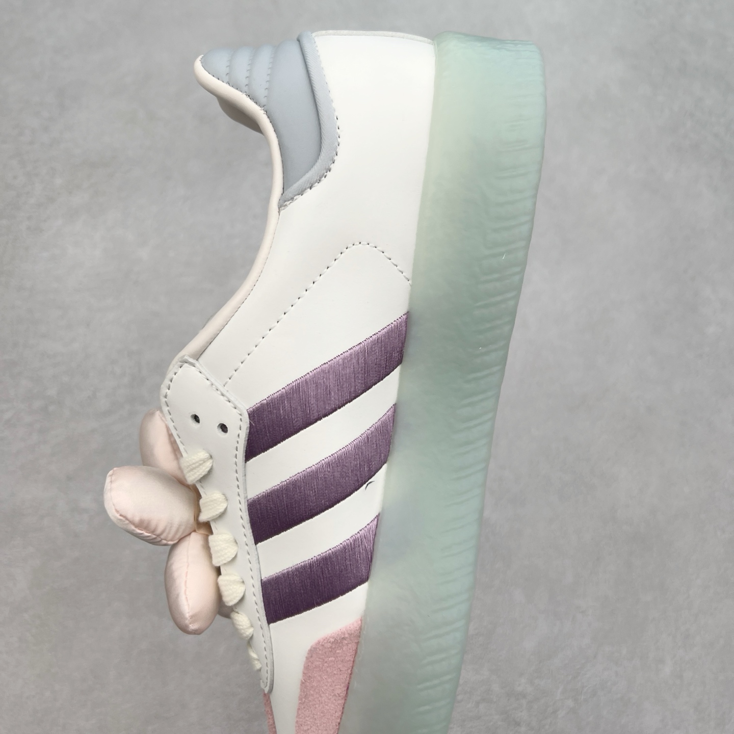 图片[7]-＃福利特价 AD Samba XLG 桑巴舞加大厚底版系列德训风百搭松糕休闲运动板鞋生胶底 自Originals Samba成功借势Blokecore风潮一跃成为街头巷尾的焦点鞋款后,不论是围绕Samba本身打造的各式「变种版本」,还是以Samba为蓝本打造联名鞋款,都成为了时尚潮流人士日常穿搭首选。Samba XLG是adidas Originals不断扩展XLG系列的一部分,旨在与年轻文化相契合,迎合那些希望通过个性时尚表达自我而不愿牺牲舒适度的年轻群体。街头时尚领域的Gen Z特别偏爱宽松的穿着风格。Samba XLG针对这一点做了创新。它在延续Samba OG经典设计的基础上,迎合年轻群体的穿着习惯,重塑为宽大的鞋身比例轮廓以及加厚中底,让消费者轻松展示自己独特的风格。全新的Samba XLG系列不仅迎合了当下年轻群体的穿搭习惯,加宽了鞋身比例以及将中底进一步增厚,在视觉比例上更加饱满,同时还保留了经典Samba的细节,这样一来,鞋迷朋友在穿搭上不仅能更加个性化,而且还能延续一定的复古感受。尺码：36 36⅔ 37⅓ 38 38⅔ 39⅓ 40 40⅔ 41⅓ 42 42⅔ 43⅓ 44 45-选品中心