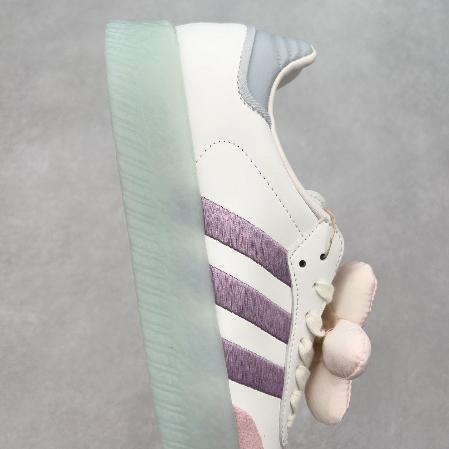 图片[6]-＃福利特价 AD Samba XLG 桑巴舞加大厚底版系列德训风百搭松糕休闲运动板鞋生胶底 自Originals Samba成功借势Blokecore风潮一跃成为街头巷尾的焦点鞋款后,不论是围绕Samba本身打造的各式「变种版本」,还是以Samba为蓝本打造联名鞋款,都成为了时尚潮流人士日常穿搭首选。Samba XLG是adidas Originals不断扩展XLG系列的一部分,旨在与年轻文化相契合,迎合那些希望通过个性时尚表达自我而不愿牺牲舒适度的年轻群体。街头时尚领域的Gen Z特别偏爱宽松的穿着风格。Samba XLG针对这一点做了创新。它在延续Samba OG经典设计的基础上,迎合年轻群体的穿着习惯,重塑为宽大的鞋身比例轮廓以及加厚中底,让消费者轻松展示自己独特的风格。全新的Samba XLG系列不仅迎合了当下年轻群体的穿搭习惯,加宽了鞋身比例以及将中底进一步增厚,在视觉比例上更加饱满,同时还保留了经典Samba的细节,这样一来,鞋迷朋友在穿搭上不仅能更加个性化,而且还能延续一定的复古感受。尺码：36 36⅔ 37⅓ 38 38⅔ 39⅓ 40 40⅔ 41⅓ 42 42⅔ 43⅓ 44 45-选品中心