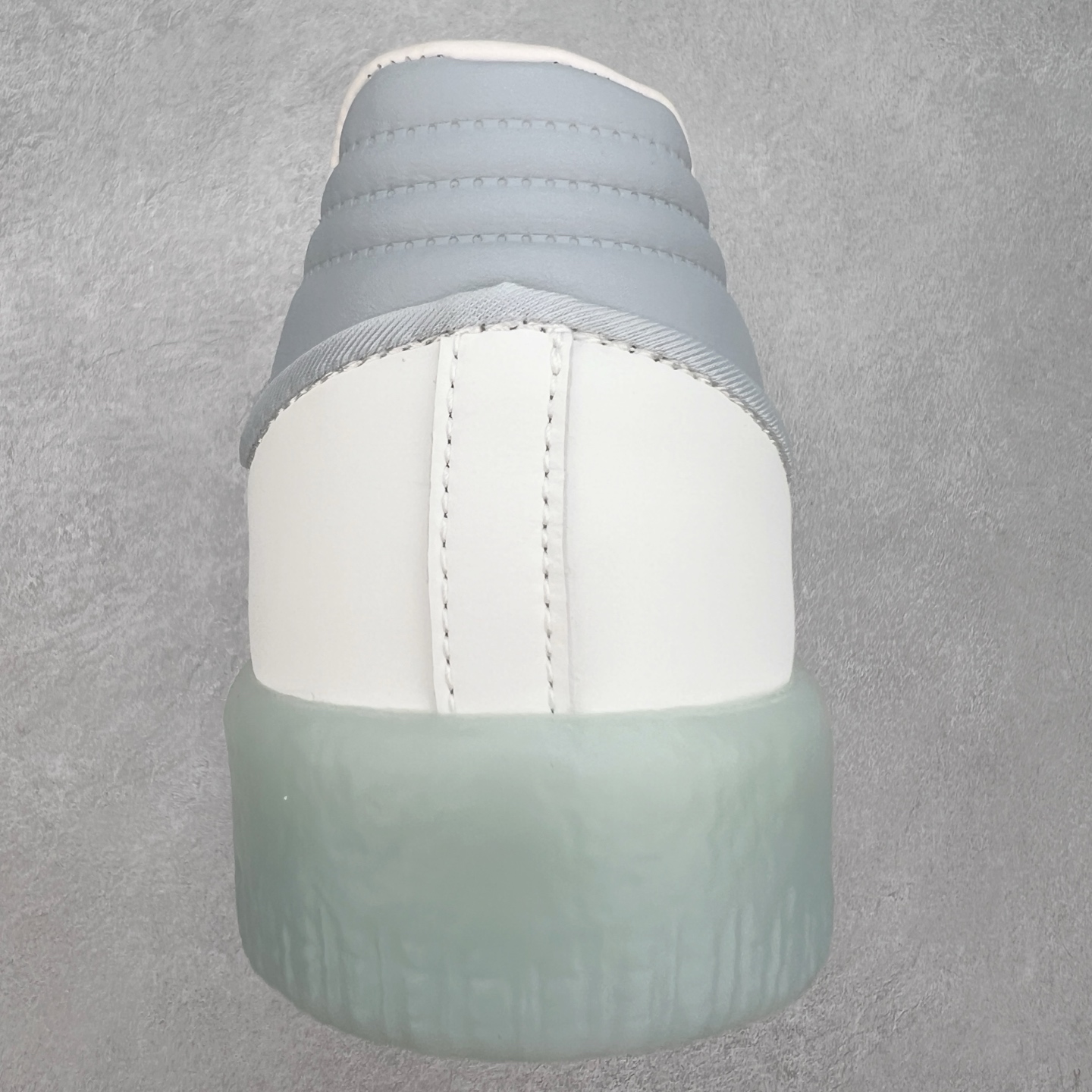 图片[8]-＃福利特价 AD Samba XLG 桑巴舞加大厚底版系列德训风百搭松糕休闲运动板鞋生胶底 自Originals Samba成功借势Blokecore风潮一跃成为街头巷尾的焦点鞋款后,不论是围绕Samba本身打造的各式「变种版本」,还是以Samba为蓝本打造联名鞋款,都成为了时尚潮流人士日常穿搭首选。Samba XLG是adidas Originals不断扩展XLG系列的一部分,旨在与年轻文化相契合,迎合那些希望通过个性时尚表达自我而不愿牺牲舒适度的年轻群体。街头时尚领域的Gen Z特别偏爱宽松的穿着风格。Samba XLG针对这一点做了创新。它在延续Samba OG经典设计的基础上,迎合年轻群体的穿着习惯,重塑为宽大的鞋身比例轮廓以及加厚中底,让消费者轻松展示自己独特的风格。全新的Samba XLG系列不仅迎合了当下年轻群体的穿搭习惯,加宽了鞋身比例以及将中底进一步增厚,在视觉比例上更加饱满,同时还保留了经典Samba的细节,这样一来,鞋迷朋友在穿搭上不仅能更加个性化,而且还能延续一定的复古感受。尺码：36 36⅔ 37⅓ 38 38⅔ 39⅓ 40 40⅔ 41⅓ 42 42⅔ 43⅓ 44 45-选品中心