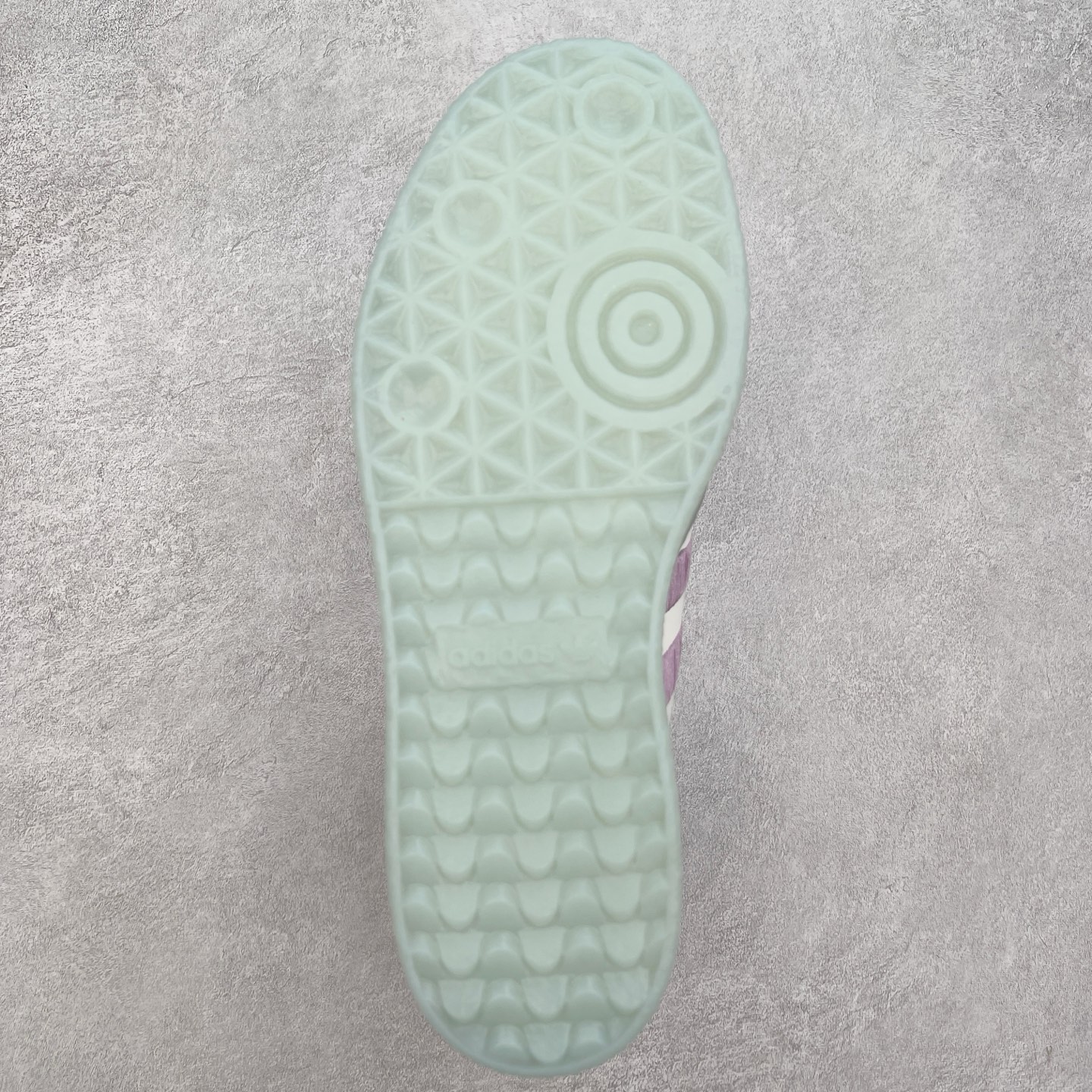 图片[9]-＃福利特价 AD Samba XLG 桑巴舞加大厚底版系列德训风百搭松糕休闲运动板鞋生胶底 自Originals Samba成功借势Blokecore风潮一跃成为街头巷尾的焦点鞋款后,不论是围绕Samba本身打造的各式「变种版本」,还是以Samba为蓝本打造联名鞋款,都成为了时尚潮流人士日常穿搭首选。Samba XLG是adidas Originals不断扩展XLG系列的一部分,旨在与年轻文化相契合,迎合那些希望通过个性时尚表达自我而不愿牺牲舒适度的年轻群体。街头时尚领域的Gen Z特别偏爱宽松的穿着风格。Samba XLG针对这一点做了创新。它在延续Samba OG经典设计的基础上,迎合年轻群体的穿着习惯,重塑为宽大的鞋身比例轮廓以及加厚中底,让消费者轻松展示自己独特的风格。全新的Samba XLG系列不仅迎合了当下年轻群体的穿搭习惯,加宽了鞋身比例以及将中底进一步增厚,在视觉比例上更加饱满,同时还保留了经典Samba的细节,这样一来,鞋迷朋友在穿搭上不仅能更加个性化,而且还能延续一定的复古感受。尺码：36 36⅔ 37⅓ 38 38⅔ 39⅓ 40 40⅔ 41⅓ 42 42⅔ 43⅓ 44 45-选品中心