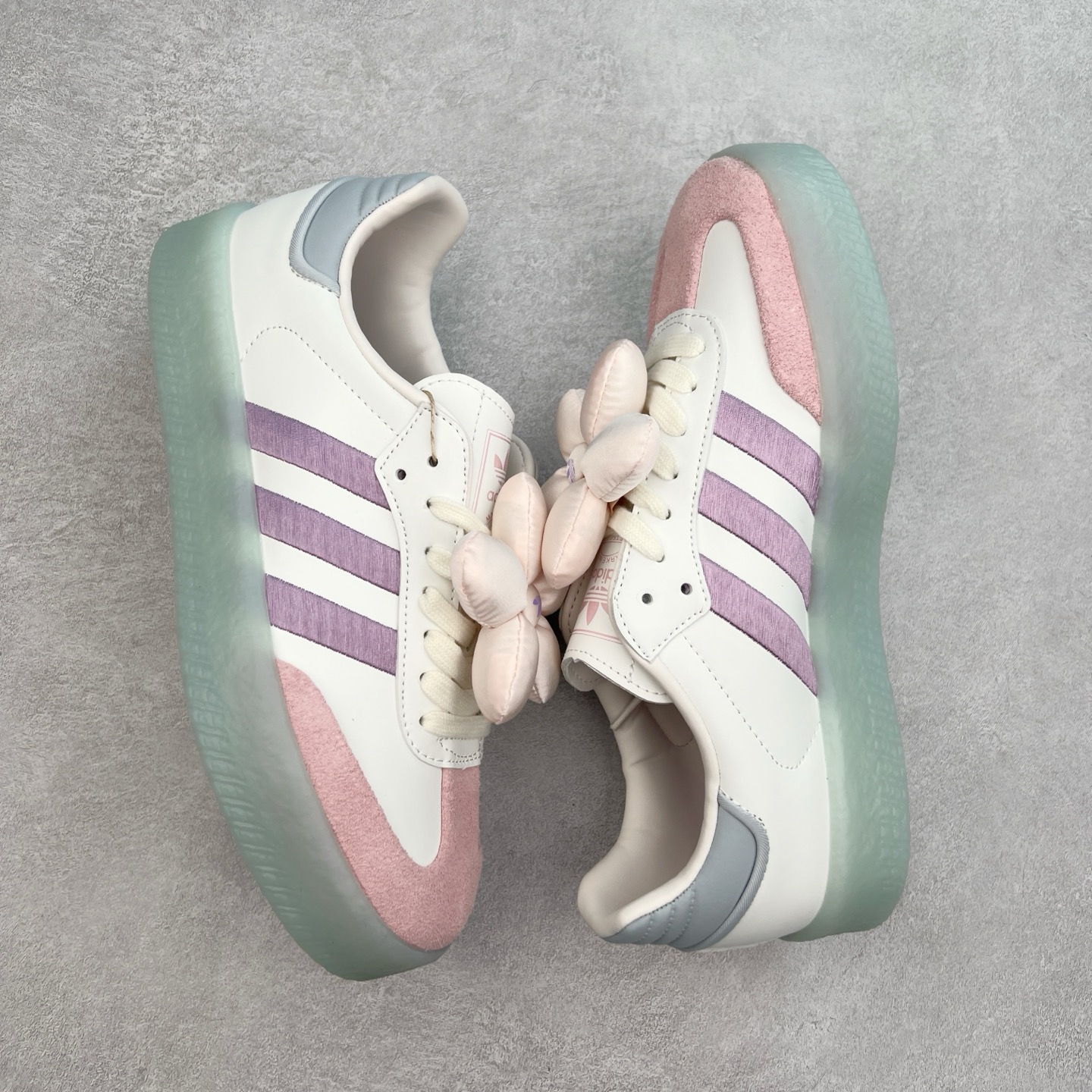 图片[3]-＃福利特价 AD Samba XLG 桑巴舞加大厚底版系列德训风百搭松糕休闲运动板鞋生胶底 自Originals Samba成功借势Blokecore风潮一跃成为街头巷尾的焦点鞋款后,不论是围绕Samba本身打造的各式「变种版本」,还是以Samba为蓝本打造联名鞋款,都成为了时尚潮流人士日常穿搭首选。Samba XLG是adidas Originals不断扩展XLG系列的一部分,旨在与年轻文化相契合,迎合那些希望通过个性时尚表达自我而不愿牺牲舒适度的年轻群体。街头时尚领域的Gen Z特别偏爱宽松的穿着风格。Samba XLG针对这一点做了创新。它在延续Samba OG经典设计的基础上,迎合年轻群体的穿着习惯,重塑为宽大的鞋身比例轮廓以及加厚中底,让消费者轻松展示自己独特的风格。全新的Samba XLG系列不仅迎合了当下年轻群体的穿搭习惯,加宽了鞋身比例以及将中底进一步增厚,在视觉比例上更加饱满,同时还保留了经典Samba的细节,这样一来,鞋迷朋友在穿搭上不仅能更加个性化,而且还能延续一定的复古感受。尺码：36 36⅔ 37⅓ 38 38⅔ 39⅓ 40 40⅔ 41⅓ 42 42⅔ 43⅓ 44 45-选品中心