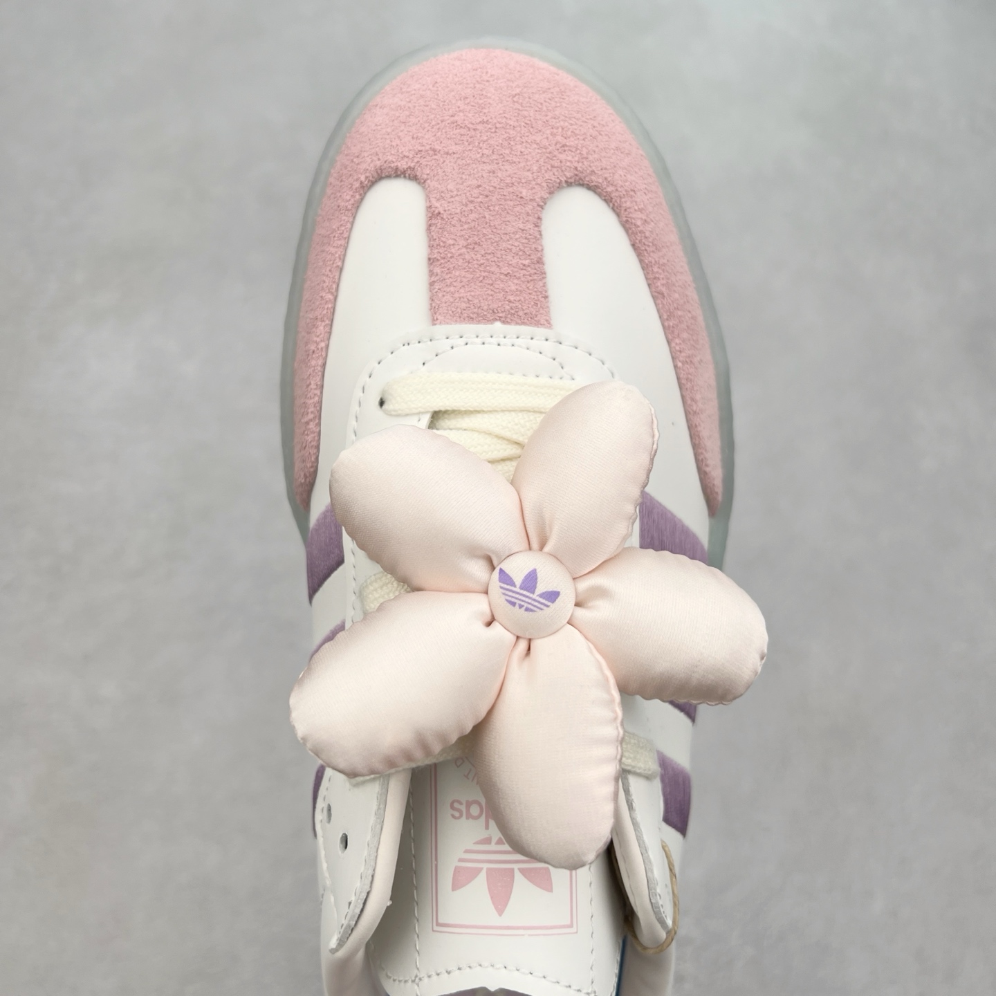 图片[4]-＃福利特价 AD Samba XLG 桑巴舞加大厚底版系列德训风百搭松糕休闲运动板鞋生胶底 自Originals Samba成功借势Blokecore风潮一跃成为街头巷尾的焦点鞋款后,不论是围绕Samba本身打造的各式「变种版本」,还是以Samba为蓝本打造联名鞋款,都成为了时尚潮流人士日常穿搭首选。Samba XLG是adidas Originals不断扩展XLG系列的一部分,旨在与年轻文化相契合,迎合那些希望通过个性时尚表达自我而不愿牺牲舒适度的年轻群体。街头时尚领域的Gen Z特别偏爱宽松的穿着风格。Samba XLG针对这一点做了创新。它在延续Samba OG经典设计的基础上,迎合年轻群体的穿着习惯,重塑为宽大的鞋身比例轮廓以及加厚中底,让消费者轻松展示自己独特的风格。全新的Samba XLG系列不仅迎合了当下年轻群体的穿搭习惯,加宽了鞋身比例以及将中底进一步增厚,在视觉比例上更加饱满,同时还保留了经典Samba的细节,这样一来,鞋迷朋友在穿搭上不仅能更加个性化,而且还能延续一定的复古感受。尺码：36 36⅔ 37⅓ 38 38⅔ 39⅓ 40 40⅔ 41⅓ 42 42⅔ 43⅓ 44 45-选品中心