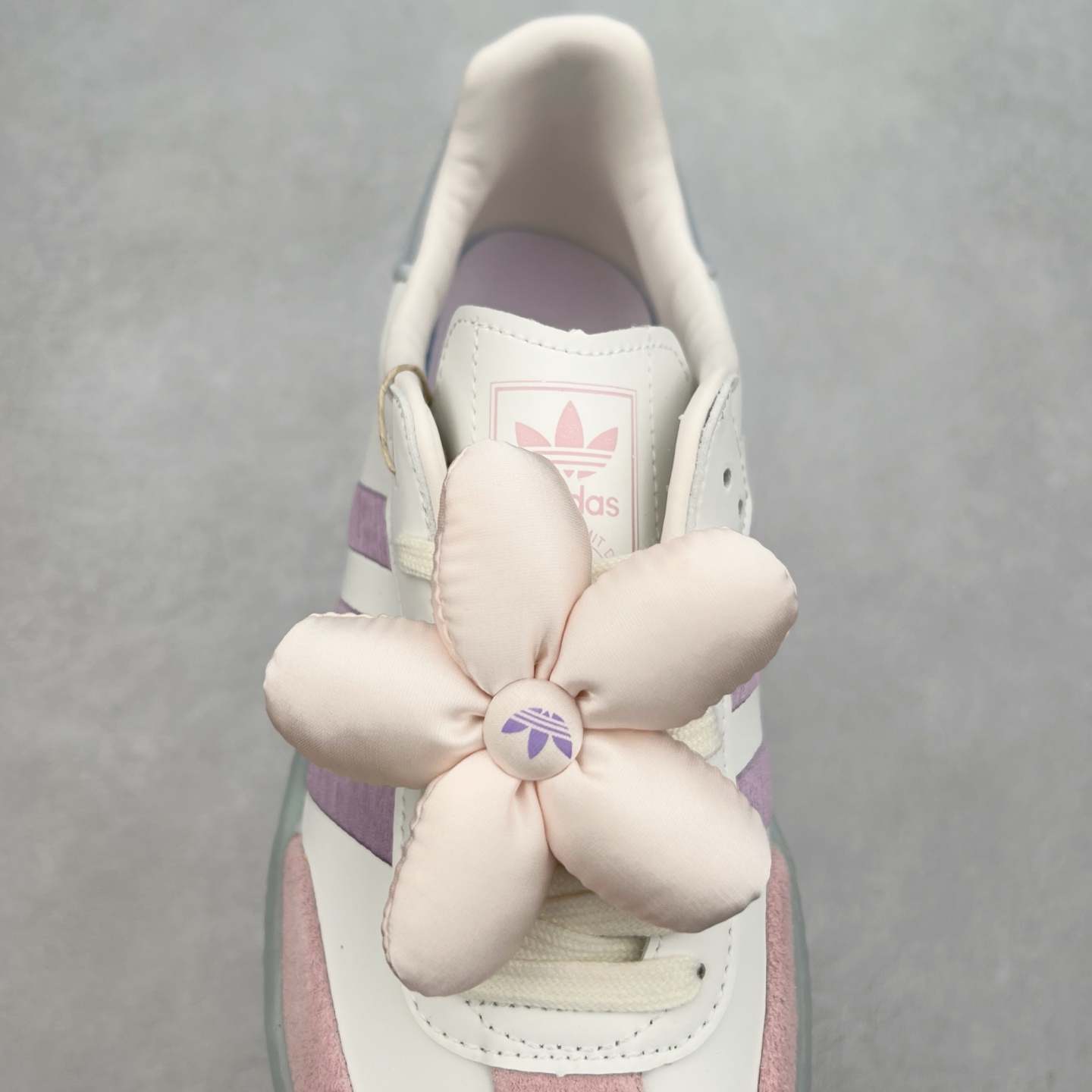 图片[5]-＃福利特价 AD Samba XLG 桑巴舞加大厚底版系列德训风百搭松糕休闲运动板鞋生胶底 自Originals Samba成功借势Blokecore风潮一跃成为街头巷尾的焦点鞋款后,不论是围绕Samba本身打造的各式「变种版本」,还是以Samba为蓝本打造联名鞋款,都成为了时尚潮流人士日常穿搭首选。Samba XLG是adidas Originals不断扩展XLG系列的一部分,旨在与年轻文化相契合,迎合那些希望通过个性时尚表达自我而不愿牺牲舒适度的年轻群体。街头时尚领域的Gen Z特别偏爱宽松的穿着风格。Samba XLG针对这一点做了创新。它在延续Samba OG经典设计的基础上,迎合年轻群体的穿着习惯,重塑为宽大的鞋身比例轮廓以及加厚中底,让消费者轻松展示自己独特的风格。全新的Samba XLG系列不仅迎合了当下年轻群体的穿搭习惯,加宽了鞋身比例以及将中底进一步增厚,在视觉比例上更加饱满,同时还保留了经典Samba的细节,这样一来,鞋迷朋友在穿搭上不仅能更加个性化,而且还能延续一定的复古感受。尺码：36 36⅔ 37⅓ 38 38⅔ 39⅓ 40 40⅔ 41⅓ 42 42⅔ 43⅓ 44 45-选品中心