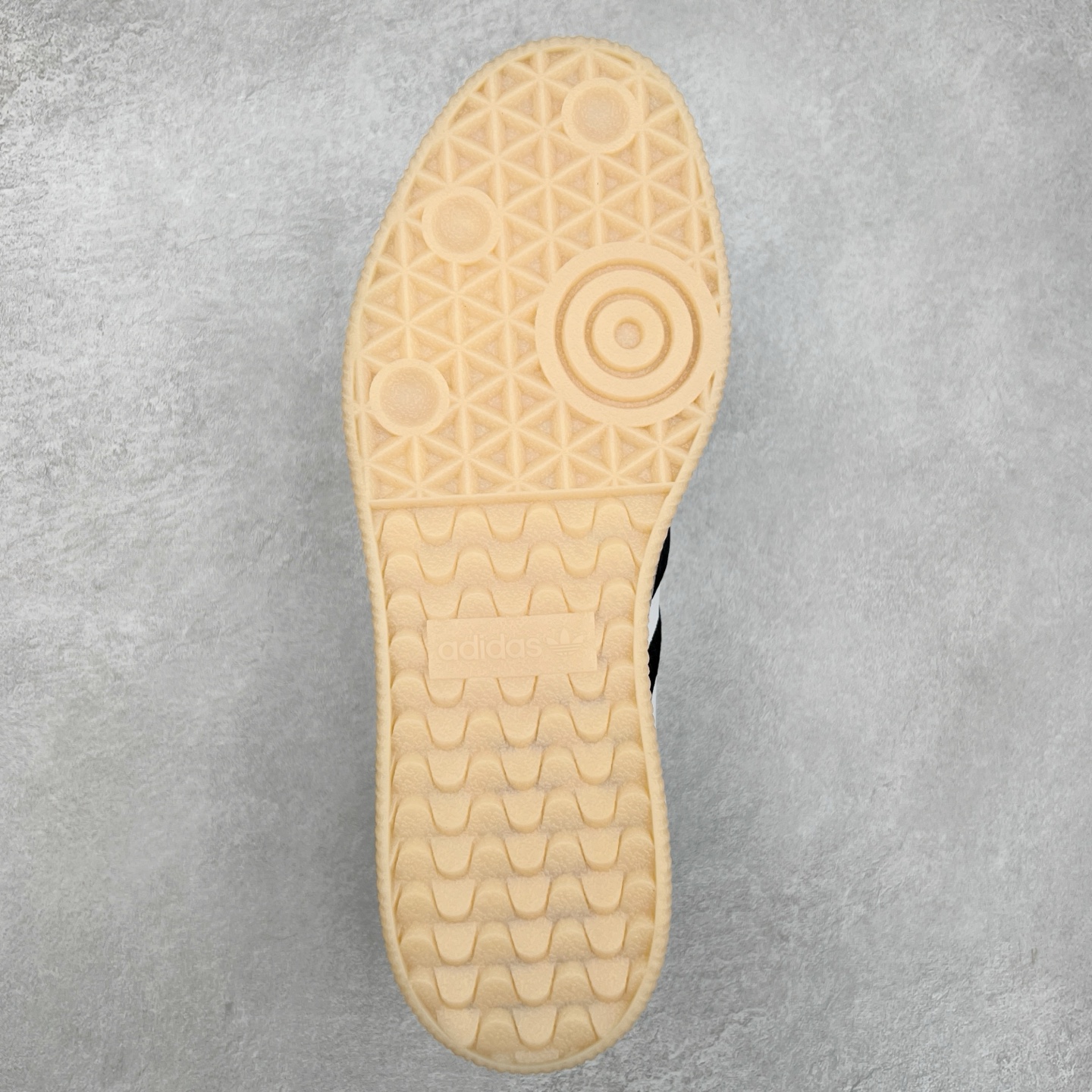 图片[9]-＃福利特价 AD Samba XLG 桑巴舞加大厚底版系列德训风百搭松糕休闲运动板鞋生胶底 自Originals Samba成功借势Blokecore风潮一跃成为街头巷尾的焦点鞋款后,不论是围绕Samba本身打造的各式「变种版本」,还是以Samba为蓝本打造联名鞋款,都成为了时尚潮流人士日常穿搭首选。Samba XLG是adidas Originals不断扩展XLG系列的一部分,旨在与年轻文化相契合,迎合那些希望通过个性时尚表达自我而不愿牺牲舒适度的年轻群体。街头时尚领域的Gen Z特别偏爱宽松的穿着风格。Samba XLG针对这一点做了创新。它在延续Samba OG经典设计的基础上,迎合年轻群体的穿着习惯,重塑为宽大的鞋身比例轮廓以及加厚中底,让消费者轻松展示自己独特的风格。全新的Samba XLG系列不仅迎合了当下年轻群体的穿搭习惯,加宽了鞋身比例以及将中底进一步增厚,在视觉比例上更加饱满,同时还保留了经典Samba的细节,这样一来,鞋迷朋友在穿搭上不仅能更加个性化,而且还能延续一定的复古感受。尺码：36 36⅔ 37⅓ 38 38⅔ 39⅓ 40 40⅔ 41⅓ 42 42⅔ 43⅓ 44 45-选品中心