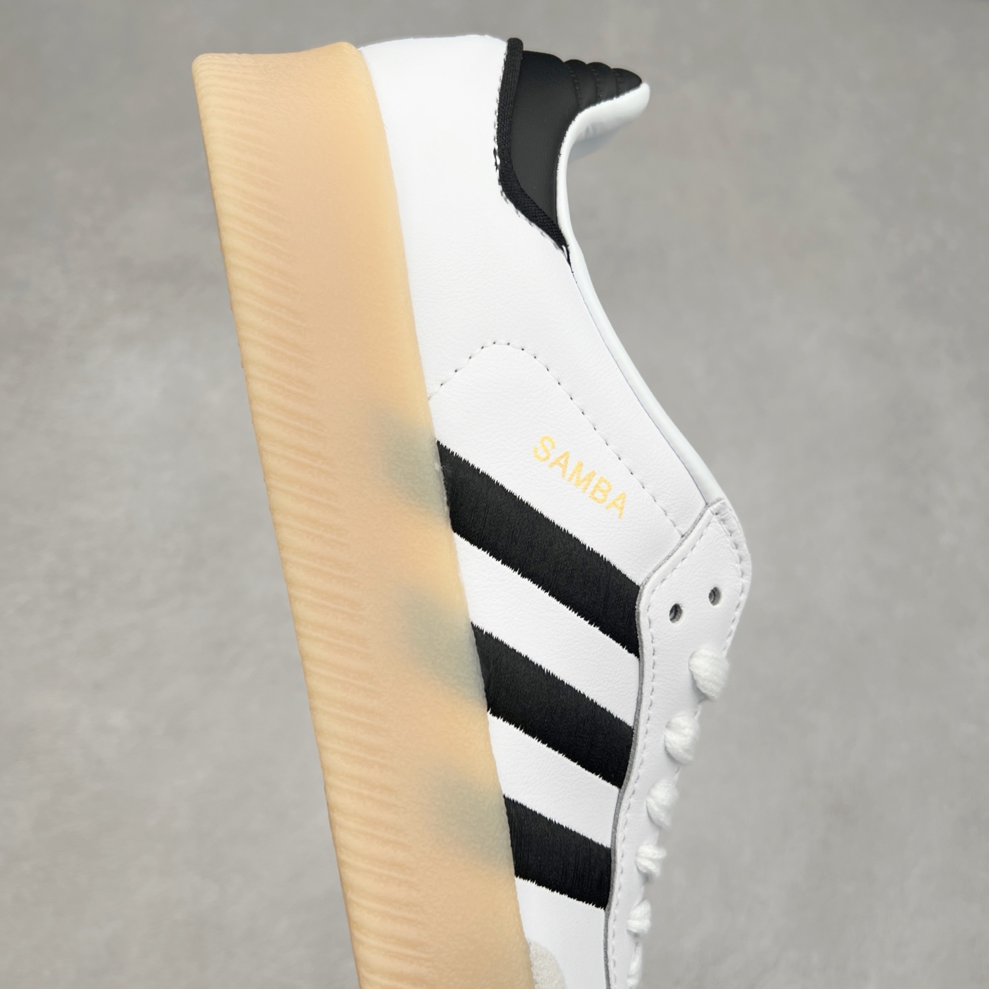 图片[6]-＃福利特价 AD Samba XLG 桑巴舞加大厚底版系列德训风百搭松糕休闲运动板鞋生胶底 自Originals Samba成功借势Blokecore风潮一跃成为街头巷尾的焦点鞋款后,不论是围绕Samba本身打造的各式「变种版本」,还是以Samba为蓝本打造联名鞋款,都成为了时尚潮流人士日常穿搭首选。Samba XLG是adidas Originals不断扩展XLG系列的一部分,旨在与年轻文化相契合,迎合那些希望通过个性时尚表达自我而不愿牺牲舒适度的年轻群体。街头时尚领域的Gen Z特别偏爱宽松的穿着风格。Samba XLG针对这一点做了创新。它在延续Samba OG经典设计的基础上,迎合年轻群体的穿着习惯,重塑为宽大的鞋身比例轮廓以及加厚中底,让消费者轻松展示自己独特的风格。全新的Samba XLG系列不仅迎合了当下年轻群体的穿搭习惯,加宽了鞋身比例以及将中底进一步增厚,在视觉比例上更加饱满,同时还保留了经典Samba的细节,这样一来,鞋迷朋友在穿搭上不仅能更加个性化,而且还能延续一定的复古感受。尺码：36 36⅔ 37⅓ 38 38⅔ 39⅓ 40 40⅔ 41⅓ 42 42⅔ 43⅓ 44 45-选品中心