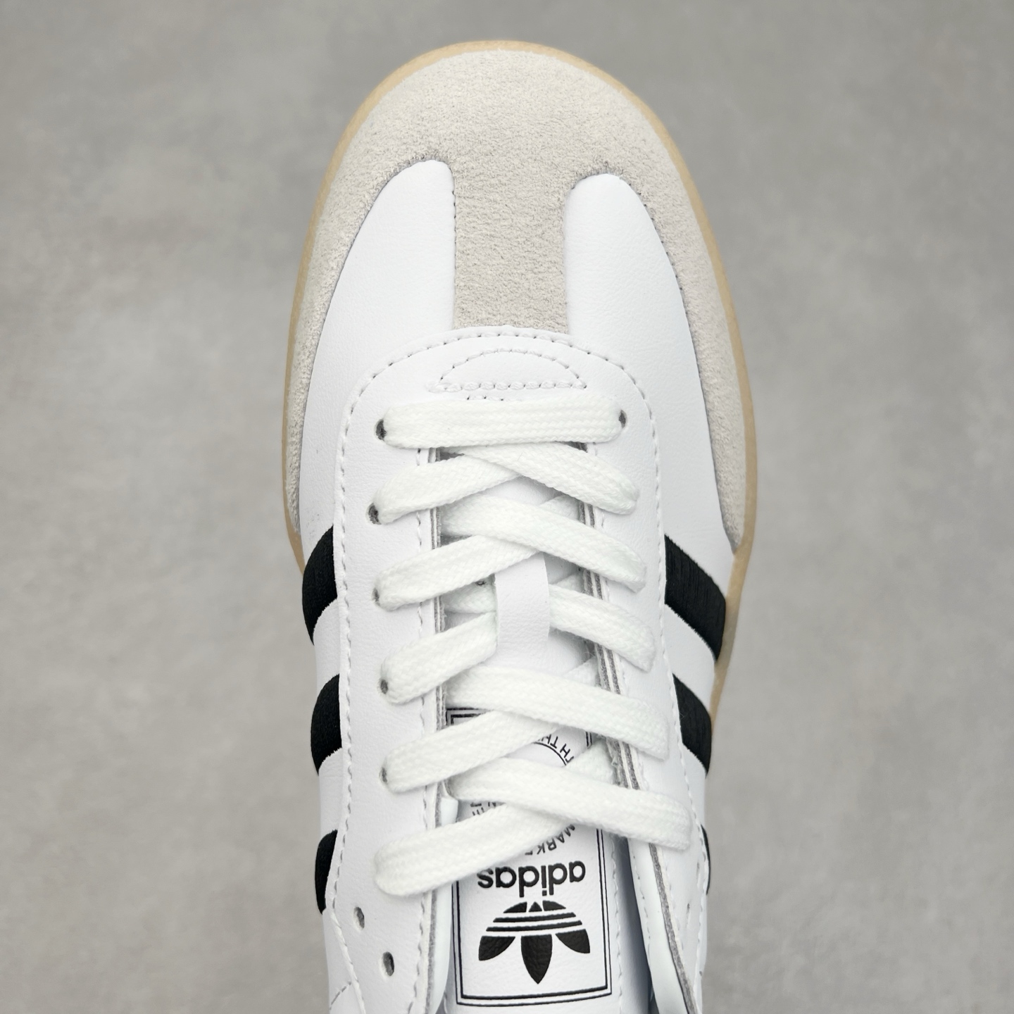 图片[4]-＃福利特价 AD Samba XLG 桑巴舞加大厚底版系列德训风百搭松糕休闲运动板鞋生胶底 自Originals Samba成功借势Blokecore风潮一跃成为街头巷尾的焦点鞋款后,不论是围绕Samba本身打造的各式「变种版本」,还是以Samba为蓝本打造联名鞋款,都成为了时尚潮流人士日常穿搭首选。Samba XLG是adidas Originals不断扩展XLG系列的一部分,旨在与年轻文化相契合,迎合那些希望通过个性时尚表达自我而不愿牺牲舒适度的年轻群体。街头时尚领域的Gen Z特别偏爱宽松的穿着风格。Samba XLG针对这一点做了创新。它在延续Samba OG经典设计的基础上,迎合年轻群体的穿着习惯,重塑为宽大的鞋身比例轮廓以及加厚中底,让消费者轻松展示自己独特的风格。全新的Samba XLG系列不仅迎合了当下年轻群体的穿搭习惯,加宽了鞋身比例以及将中底进一步增厚,在视觉比例上更加饱满,同时还保留了经典Samba的细节,这样一来,鞋迷朋友在穿搭上不仅能更加个性化,而且还能延续一定的复古感受。尺码：36 36⅔ 37⅓ 38 38⅔ 39⅓ 40 40⅔ 41⅓ 42 42⅔ 43⅓ 44 45-选品中心