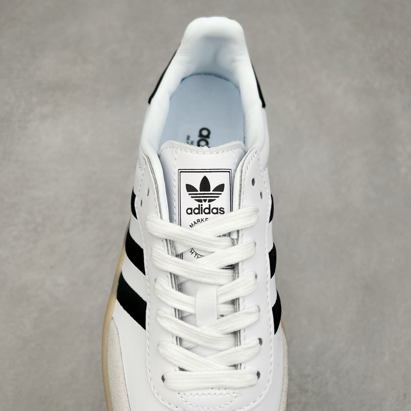 图片[5]-＃福利特价 AD Samba XLG 桑巴舞加大厚底版系列德训风百搭松糕休闲运动板鞋生胶底 自Originals Samba成功借势Blokecore风潮一跃成为街头巷尾的焦点鞋款后,不论是围绕Samba本身打造的各式「变种版本」,还是以Samba为蓝本打造联名鞋款,都成为了时尚潮流人士日常穿搭首选。Samba XLG是adidas Originals不断扩展XLG系列的一部分,旨在与年轻文化相契合,迎合那些希望通过个性时尚表达自我而不愿牺牲舒适度的年轻群体。街头时尚领域的Gen Z特别偏爱宽松的穿着风格。Samba XLG针对这一点做了创新。它在延续Samba OG经典设计的基础上,迎合年轻群体的穿着习惯,重塑为宽大的鞋身比例轮廓以及加厚中底,让消费者轻松展示自己独特的风格。全新的Samba XLG系列不仅迎合了当下年轻群体的穿搭习惯,加宽了鞋身比例以及将中底进一步增厚,在视觉比例上更加饱满,同时还保留了经典Samba的细节,这样一来,鞋迷朋友在穿搭上不仅能更加个性化,而且还能延续一定的复古感受。尺码：36 36⅔ 37⅓ 38 38⅔ 39⅓ 40 40⅔ 41⅓ 42 42⅔ 43⅓ 44 45-选品中心