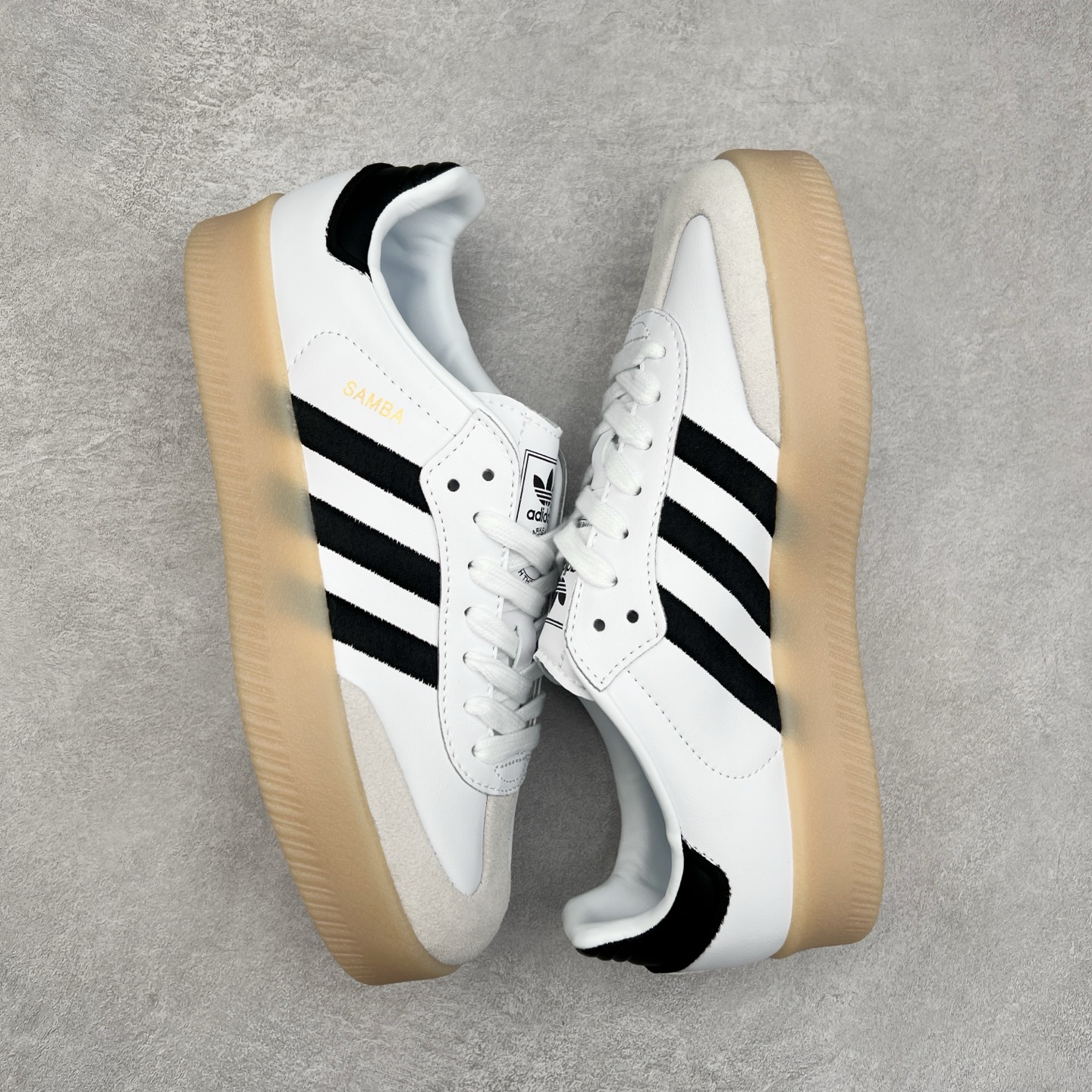 图片[3]-＃福利特价 AD Samba XLG 桑巴舞加大厚底版系列德训风百搭松糕休闲运动板鞋生胶底 自Originals Samba成功借势Blokecore风潮一跃成为街头巷尾的焦点鞋款后,不论是围绕Samba本身打造的各式「变种版本」,还是以Samba为蓝本打造联名鞋款,都成为了时尚潮流人士日常穿搭首选。Samba XLG是adidas Originals不断扩展XLG系列的一部分,旨在与年轻文化相契合,迎合那些希望通过个性时尚表达自我而不愿牺牲舒适度的年轻群体。街头时尚领域的Gen Z特别偏爱宽松的穿着风格。Samba XLG针对这一点做了创新。它在延续Samba OG经典设计的基础上,迎合年轻群体的穿着习惯,重塑为宽大的鞋身比例轮廓以及加厚中底,让消费者轻松展示自己独特的风格。全新的Samba XLG系列不仅迎合了当下年轻群体的穿搭习惯,加宽了鞋身比例以及将中底进一步增厚,在视觉比例上更加饱满,同时还保留了经典Samba的细节,这样一来,鞋迷朋友在穿搭上不仅能更加个性化,而且还能延续一定的复古感受。尺码：36 36⅔ 37⅓ 38 38⅔ 39⅓ 40 40⅔ 41⅓ 42 42⅔ 43⅓ 44 45-选品中心