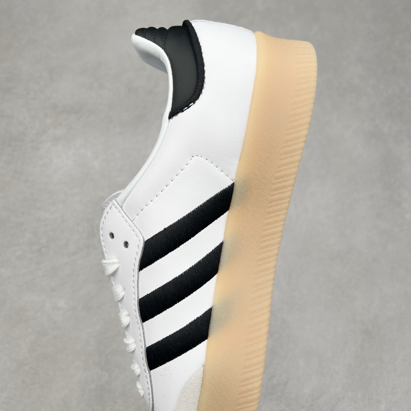 图片[7]-＃福利特价 AD Samba XLG 桑巴舞加大厚底版系列德训风百搭松糕休闲运动板鞋生胶底 自Originals Samba成功借势Blokecore风潮一跃成为街头巷尾的焦点鞋款后,不论是围绕Samba本身打造的各式「变种版本」,还是以Samba为蓝本打造联名鞋款,都成为了时尚潮流人士日常穿搭首选。Samba XLG是adidas Originals不断扩展XLG系列的一部分,旨在与年轻文化相契合,迎合那些希望通过个性时尚表达自我而不愿牺牲舒适度的年轻群体。街头时尚领域的Gen Z特别偏爱宽松的穿着风格。Samba XLG针对这一点做了创新。它在延续Samba OG经典设计的基础上,迎合年轻群体的穿着习惯,重塑为宽大的鞋身比例轮廓以及加厚中底,让消费者轻松展示自己独特的风格。全新的Samba XLG系列不仅迎合了当下年轻群体的穿搭习惯,加宽了鞋身比例以及将中底进一步增厚,在视觉比例上更加饱满,同时还保留了经典Samba的细节,这样一来,鞋迷朋友在穿搭上不仅能更加个性化,而且还能延续一定的复古感受。尺码：36 36⅔ 37⅓ 38 38⅔ 39⅓ 40 40⅔ 41⅓ 42 42⅔ 43⅓ 44 45-选品中心