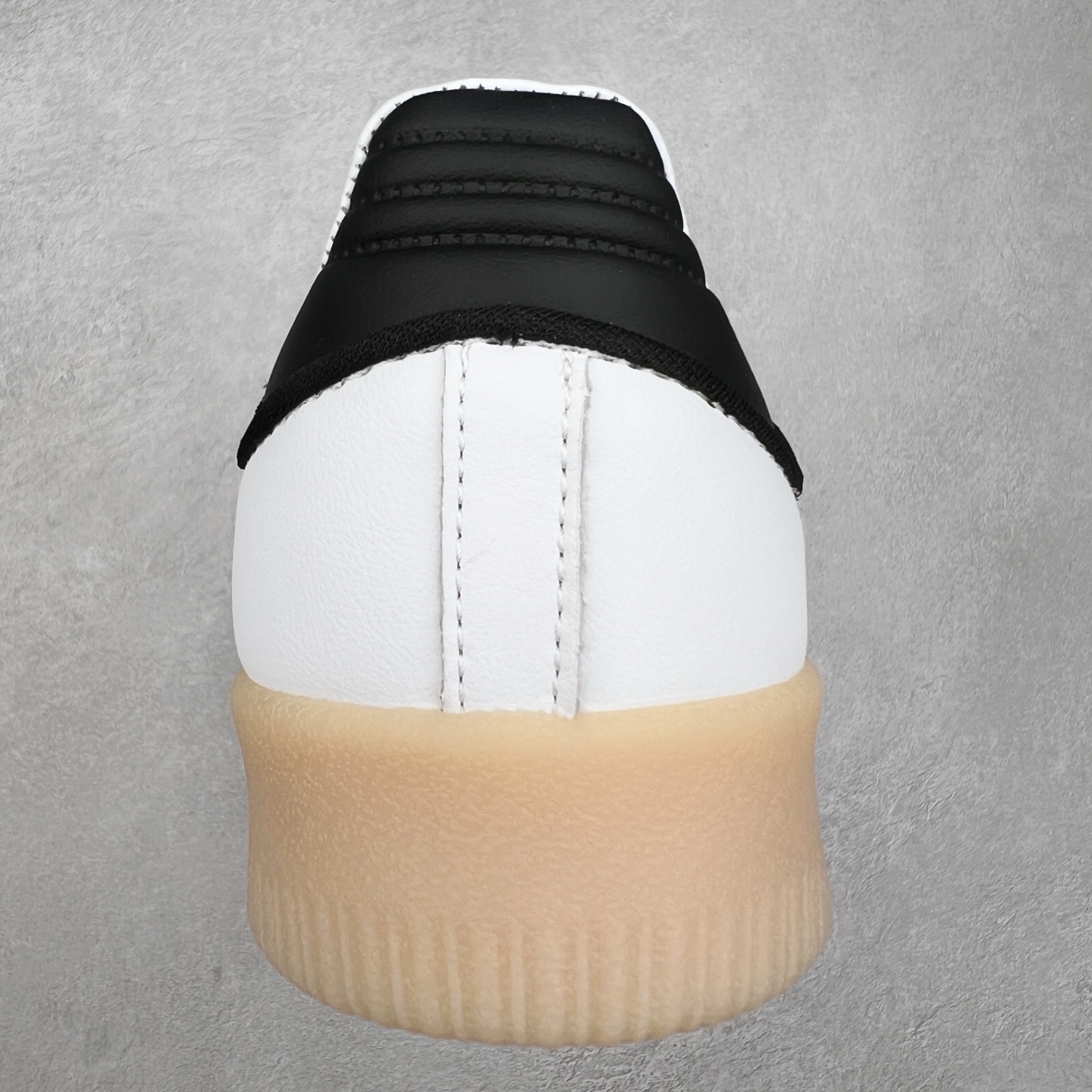 图片[8]-＃福利特价 AD Samba XLG 桑巴舞加大厚底版系列德训风百搭松糕休闲运动板鞋生胶底 自Originals Samba成功借势Blokecore风潮一跃成为街头巷尾的焦点鞋款后,不论是围绕Samba本身打造的各式「变种版本」,还是以Samba为蓝本打造联名鞋款,都成为了时尚潮流人士日常穿搭首选。Samba XLG是adidas Originals不断扩展XLG系列的一部分,旨在与年轻文化相契合,迎合那些希望通过个性时尚表达自我而不愿牺牲舒适度的年轻群体。街头时尚领域的Gen Z特别偏爱宽松的穿着风格。Samba XLG针对这一点做了创新。它在延续Samba OG经典设计的基础上,迎合年轻群体的穿着习惯,重塑为宽大的鞋身比例轮廓以及加厚中底,让消费者轻松展示自己独特的风格。全新的Samba XLG系列不仅迎合了当下年轻群体的穿搭习惯,加宽了鞋身比例以及将中底进一步增厚,在视觉比例上更加饱满,同时还保留了经典Samba的细节,这样一来,鞋迷朋友在穿搭上不仅能更加个性化,而且还能延续一定的复古感受。尺码：36 36⅔ 37⅓ 38 38⅔ 39⅓ 40 40⅔ 41⅓ 42 42⅔ 43⅓ 44 45-选品中心