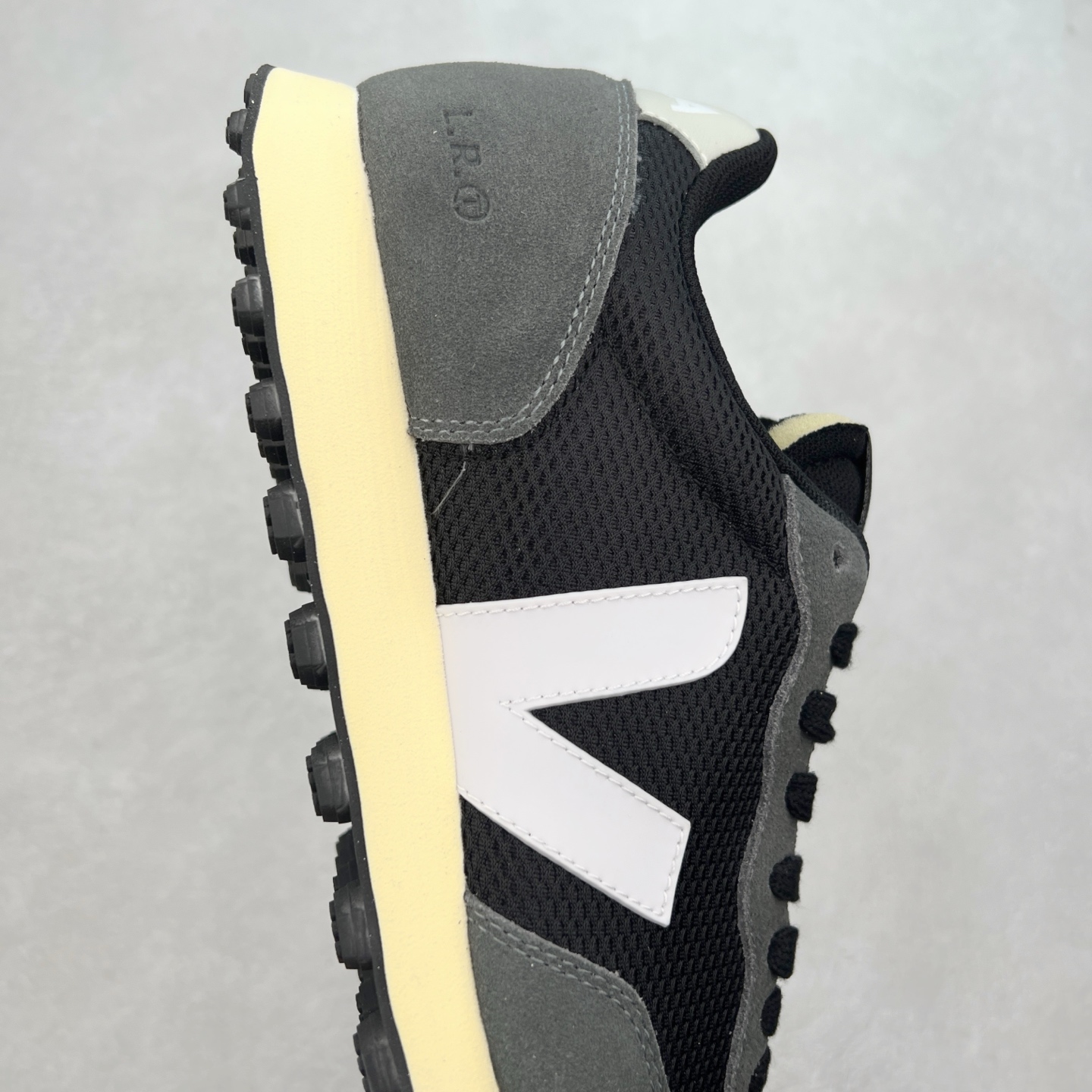 图片[6]-Veja Leather Extra Sneakers 法国国民V字经典运动板鞋#Ins爆款 街拍频繁上镜 春季入夏简约百搭款 全头层进口牛皮 舒适面革内里 广东厂 高端主打色系全网热销中 所售渠道大致由代购渠道 尺码：36 37 38 39 40 41 42 43 44 45-选品中心