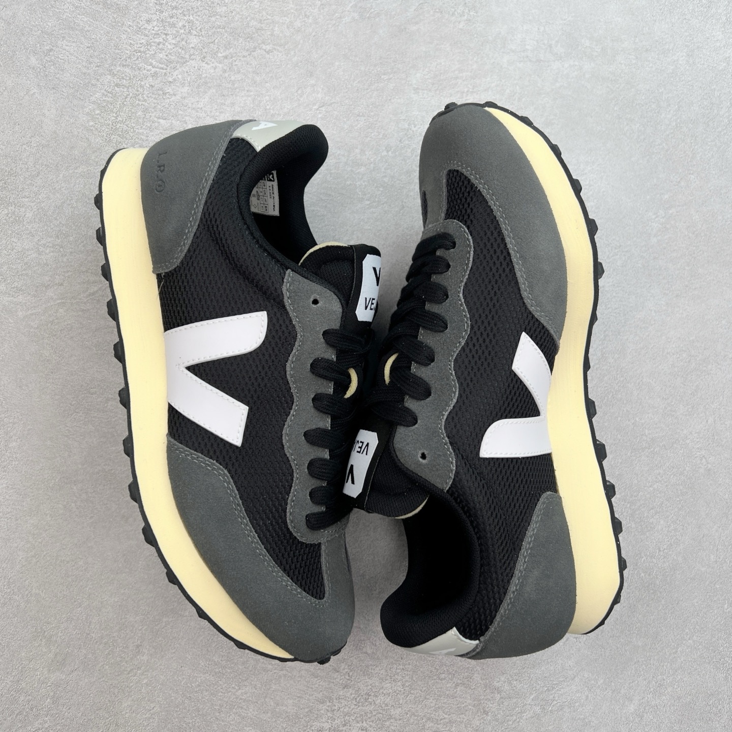 图片[3]-Veja Leather Extra Sneakers 法国国民V字经典运动板鞋#Ins爆款 街拍频繁上镜 春季入夏简约百搭款 全头层进口牛皮 舒适面革内里 广东厂 高端主打色系全网热销中 所售渠道大致由代购渠道 尺码：36 37 38 39 40 41 42 43 44 45-选品中心