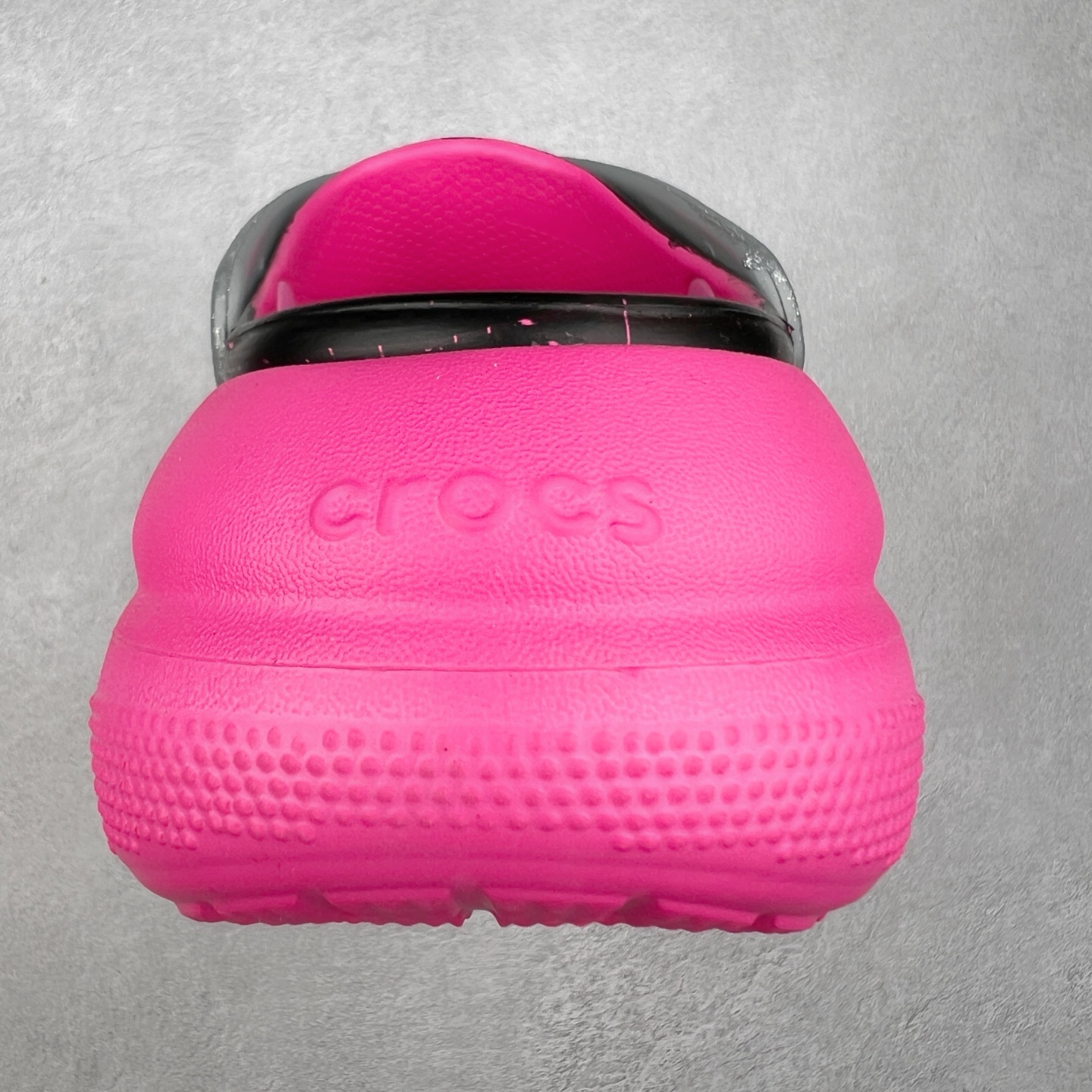 图片[8]-＃DG莞产 Crocs Classic Clog 卡骆驰休闲沙滩洞洞鞋拖鞋凉鞋泡芙鞋 透明防水袋包装 注意配件需单独购买 超轻Croslite专利材料打造 鞋面更加耐用易清洗 该鞋款轻盈舒适 2002年 经典克骆格诞生 秉承外形简单 穿着舒适的初衷 不断为消费者带来舒适的穿着体验 穿出“趣”味 鞋面洞洞可搭彰显个性的智必星 一鞋两穿 可调节式后跟带增添鞋身的稳固性能 放前面变成愜意舒适的凉拖 放后面行走跑跳更加稳妥 Croslite ™材料 封闭式细胞树脂 能够在体温作用下自动变形以适应脚部形状 涉水性优秀的同时易于清洁 抓地力强 不易打滑 Crocs的核心理念：轻便 灵活 全方位的舒适感 同步官方尺码：M4（36-37） M5（37-38）M6（38-39）M7（39-40）-选品中心