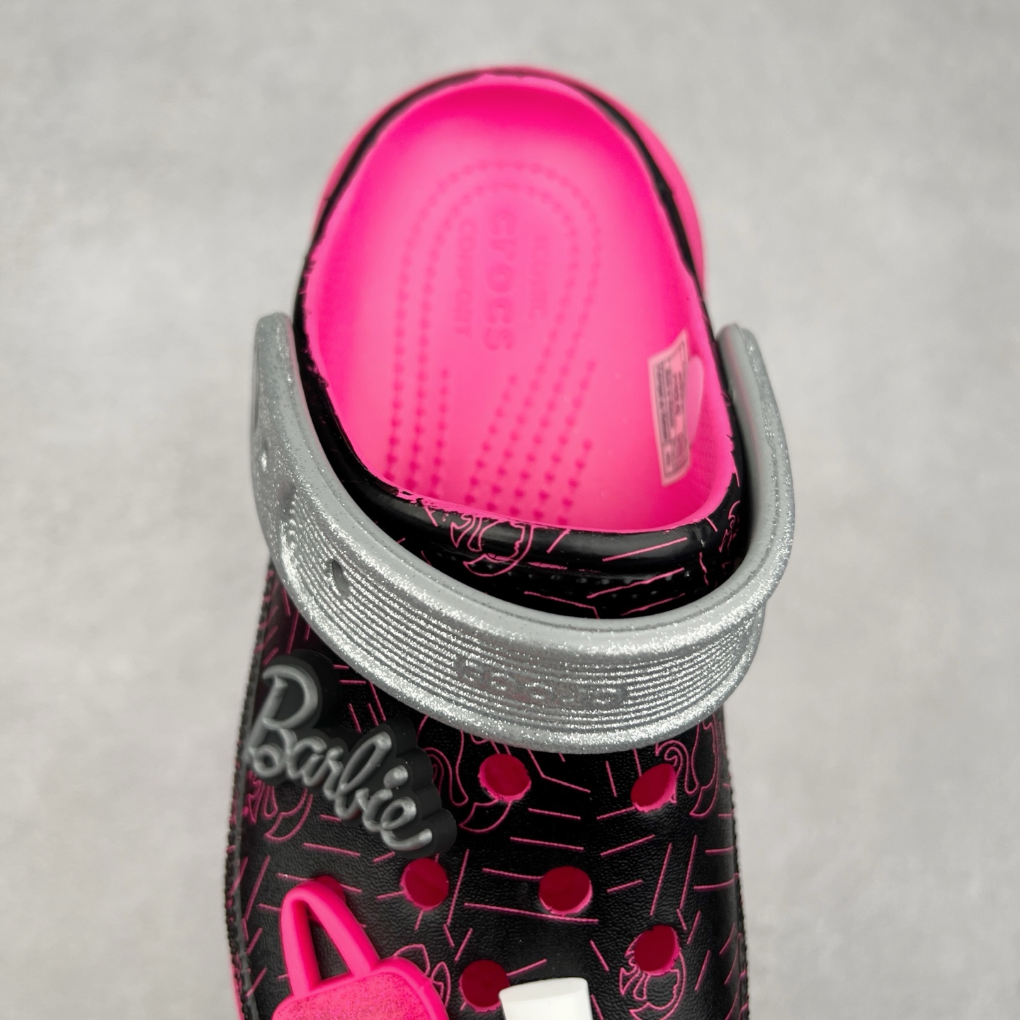 图片[5]-＃DG莞产 Crocs Classic Clog 卡骆驰休闲沙滩洞洞鞋拖鞋凉鞋泡芙鞋 透明防水袋包装 注意配件需单独购买 超轻Croslite专利材料打造 鞋面更加耐用易清洗 该鞋款轻盈舒适 2002年 经典克骆格诞生 秉承外形简单 穿着舒适的初衷 不断为消费者带来舒适的穿着体验 穿出“趣”味 鞋面洞洞可搭彰显个性的智必星 一鞋两穿 可调节式后跟带增添鞋身的稳固性能 放前面变成愜意舒适的凉拖 放后面行走跑跳更加稳妥 Croslite ™材料 封闭式细胞树脂 能够在体温作用下自动变形以适应脚部形状 涉水性优秀的同时易于清洁 抓地力强 不易打滑 Crocs的核心理念：轻便 灵活 全方位的舒适感 同步官方尺码：M4（36-37） M5（37-38）M6（38-39）M7（39-40）-选品中心