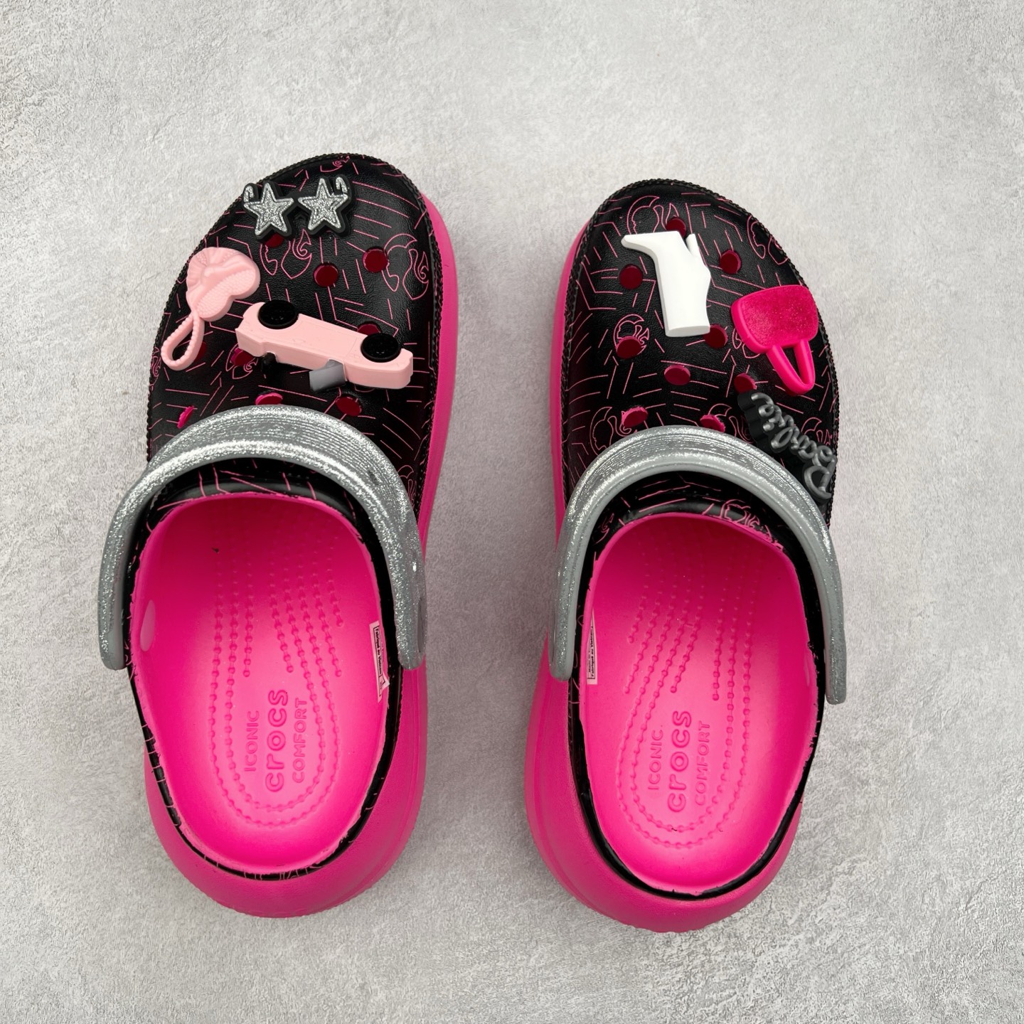 图片[3]-＃DG莞产 Crocs Classic Clog 卡骆驰休闲沙滩洞洞鞋拖鞋凉鞋泡芙鞋 透明防水袋包装 注意配件需单独购买 超轻Croslite专利材料打造 鞋面更加耐用易清洗 该鞋款轻盈舒适 2002年 经典克骆格诞生 秉承外形简单 穿着舒适的初衷 不断为消费者带来舒适的穿着体验 穿出“趣”味 鞋面洞洞可搭彰显个性的智必星 一鞋两穿 可调节式后跟带增添鞋身的稳固性能 放前面变成愜意舒适的凉拖 放后面行走跑跳更加稳妥 Croslite ™材料 封闭式细胞树脂 能够在体温作用下自动变形以适应脚部形状 涉水性优秀的同时易于清洁 抓地力强 不易打滑 Crocs的核心理念：轻便 灵活 全方位的舒适感 同步官方尺码：M4（36-37） M5（37-38）M6（38-39）M7（39-40）-选品中心