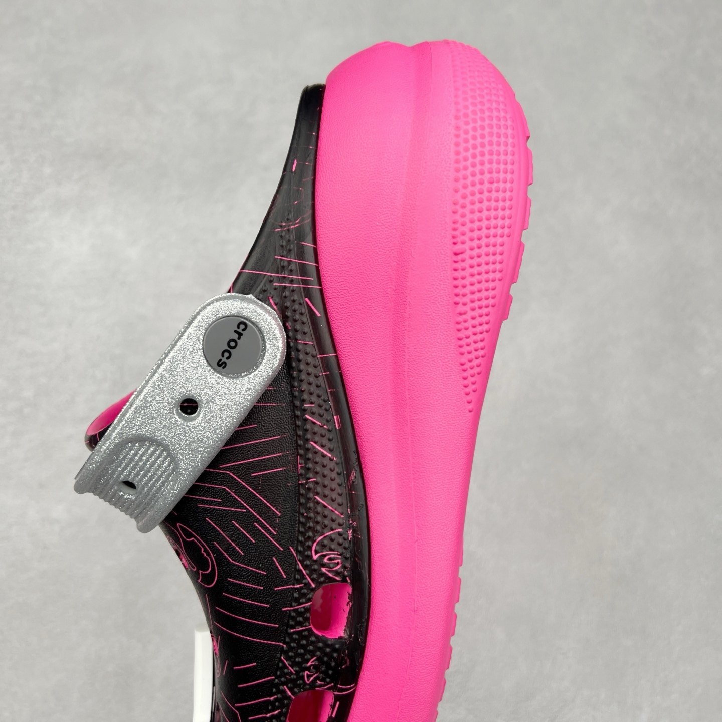 图片[7]-＃DG莞产 Crocs Classic Clog 卡骆驰休闲沙滩洞洞鞋拖鞋凉鞋泡芙鞋 透明防水袋包装 注意配件需单独购买 超轻Croslite专利材料打造 鞋面更加耐用易清洗 该鞋款轻盈舒适 2002年 经典克骆格诞生 秉承外形简单 穿着舒适的初衷 不断为消费者带来舒适的穿着体验 穿出“趣”味 鞋面洞洞可搭彰显个性的智必星 一鞋两穿 可调节式后跟带增添鞋身的稳固性能 放前面变成愜意舒适的凉拖 放后面行走跑跳更加稳妥 Croslite ™材料 封闭式细胞树脂 能够在体温作用下自动变形以适应脚部形状 涉水性优秀的同时易于清洁 抓地力强 不易打滑 Crocs的核心理念：轻便 灵活 全方位的舒适感 同步官方尺码：M4（36-37） M5（37-38）M6（38-39）M7（39-40）-选品中心