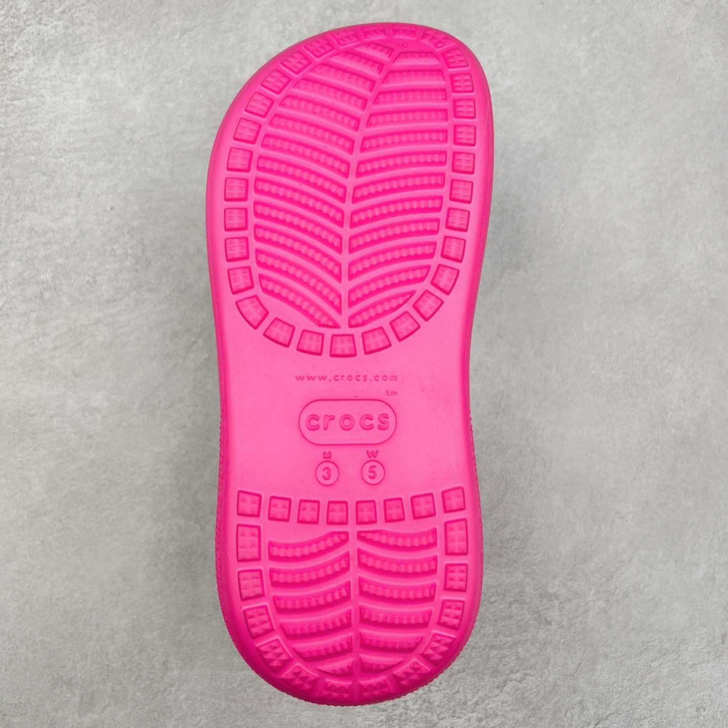 图片[9]-＃DG莞产 Crocs Classic Clog 卡骆驰休闲沙滩洞洞鞋拖鞋凉鞋泡芙鞋 透明防水袋包装 注意配件需单独购买 超轻Croslite专利材料打造 鞋面更加耐用易清洗 该鞋款轻盈舒适 2002年 经典克骆格诞生 秉承外形简单 穿着舒适的初衷 不断为消费者带来舒适的穿着体验 穿出“趣”味 鞋面洞洞可搭彰显个性的智必星 一鞋两穿 可调节式后跟带增添鞋身的稳固性能 放前面变成愜意舒适的凉拖 放后面行走跑跳更加稳妥 Croslite ™材料 封闭式细胞树脂 能够在体温作用下自动变形以适应脚部形状 涉水性优秀的同时易于清洁 抓地力强 不易打滑 Crocs的核心理念：轻便 灵活 全方位的舒适感 同步官方尺码：M4（36-37） M5（37-38）M6（38-39）M7（39-40）-选品中心