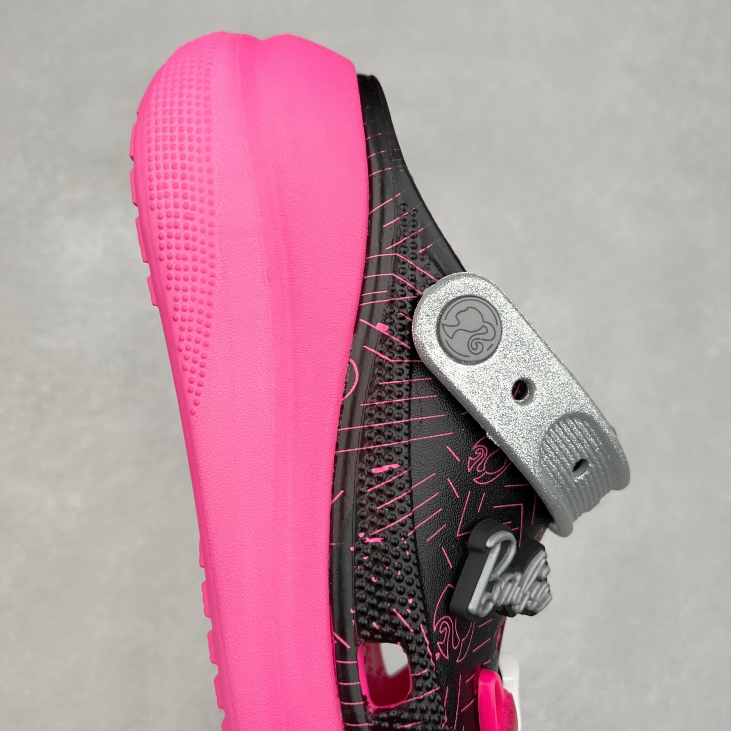 图片[6]-＃DG莞产 Crocs Classic Clog 卡骆驰休闲沙滩洞洞鞋拖鞋凉鞋泡芙鞋 透明防水袋包装 注意配件需单独购买 超轻Croslite专利材料打造 鞋面更加耐用易清洗 该鞋款轻盈舒适 2002年 经典克骆格诞生 秉承外形简单 穿着舒适的初衷 不断为消费者带来舒适的穿着体验 穿出“趣”味 鞋面洞洞可搭彰显个性的智必星 一鞋两穿 可调节式后跟带增添鞋身的稳固性能 放前面变成愜意舒适的凉拖 放后面行走跑跳更加稳妥 Croslite ™材料 封闭式细胞树脂 能够在体温作用下自动变形以适应脚部形状 涉水性优秀的同时易于清洁 抓地力强 不易打滑 Crocs的核心理念：轻便 灵活 全方位的舒适感 同步官方尺码：M4（36-37） M5（37-38）M6（38-39）M7（39-40）-选品中心