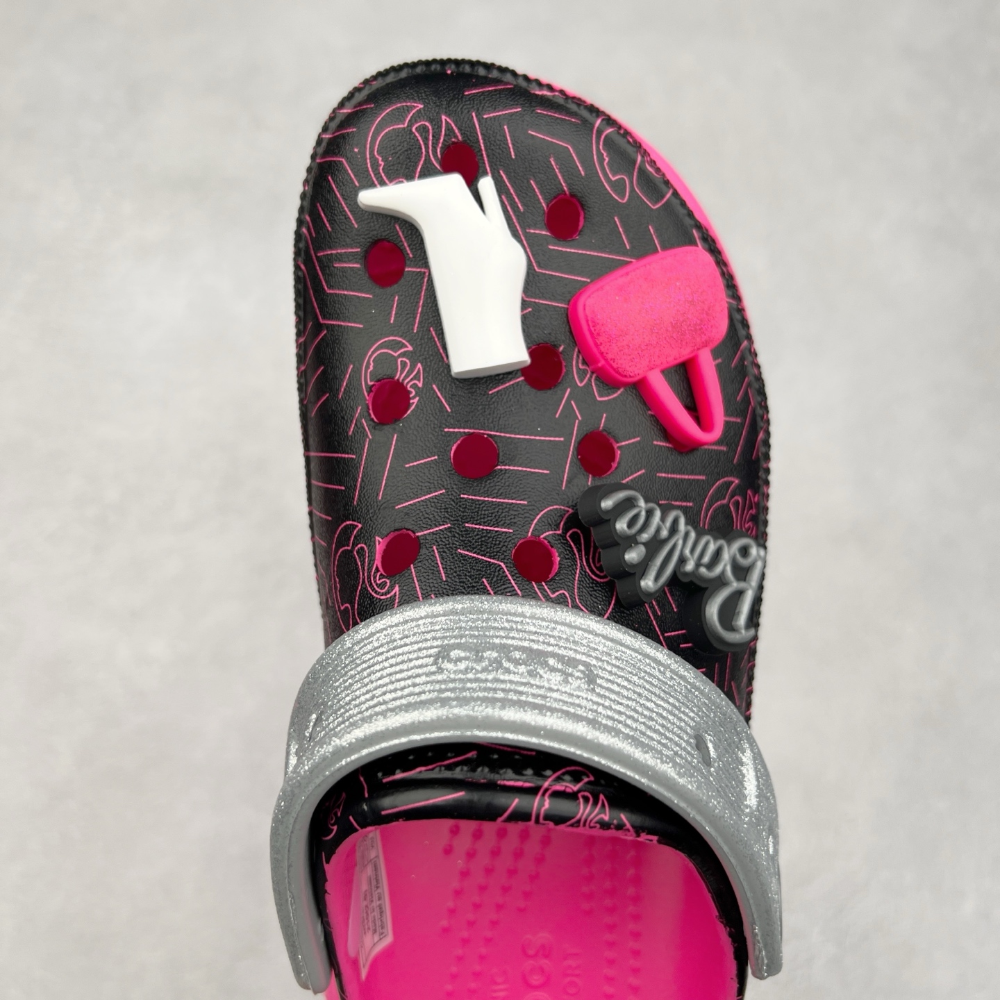 图片[4]-＃DG莞产 Crocs Classic Clog 卡骆驰休闲沙滩洞洞鞋拖鞋凉鞋泡芙鞋 透明防水袋包装 注意配件需单独购买 超轻Croslite专利材料打造 鞋面更加耐用易清洗 该鞋款轻盈舒适 2002年 经典克骆格诞生 秉承外形简单 穿着舒适的初衷 不断为消费者带来舒适的穿着体验 穿出“趣”味 鞋面洞洞可搭彰显个性的智必星 一鞋两穿 可调节式后跟带增添鞋身的稳固性能 放前面变成愜意舒适的凉拖 放后面行走跑跳更加稳妥 Croslite ™材料 封闭式细胞树脂 能够在体温作用下自动变形以适应脚部形状 涉水性优秀的同时易于清洁 抓地力强 不易打滑 Crocs的核心理念：轻便 灵活 全方位的舒适感 同步官方尺码：M4（36-37） M5（37-38）M6（38-39）M7（39-40）-选品中心